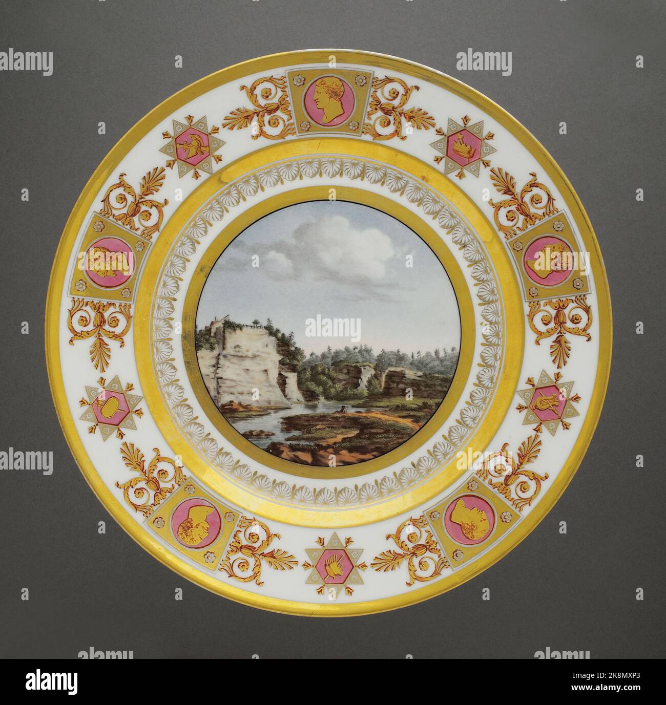 Fabbricazione impériale de Sèvres (fabbrica imperiale di Sèvres) piatto da dessert dalle stoviglie di Suisses con un paesaggio svizzero: "Vista sul monte Rigi e l'antica Château de Habsbourg sul lago di Lucerna". Porcellana (diametro 23,2 cm) Alberto Ricci Foto Foto Stock