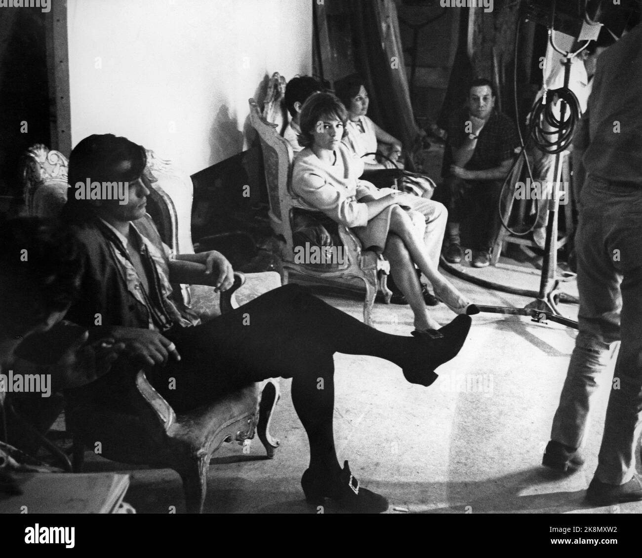 Alain Delon durante la ripresa del film 'la Tulipe Noire' diretto da Christian-Jaque nel 1964. Foto Stock