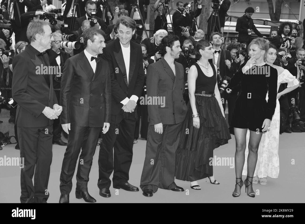L'equipaggio del film 'Don Juan': Alain Chamfort, Serge Bozon, Damien Chapelle, Tahar Rahim, Jehnny Beth, Virginie Efira, Louise Ribière 'Les amandiers' ('Forever Young') Cannes Film Festival Screening 75th Cannes Film Festival 22 maggio 2022 Foto Stock