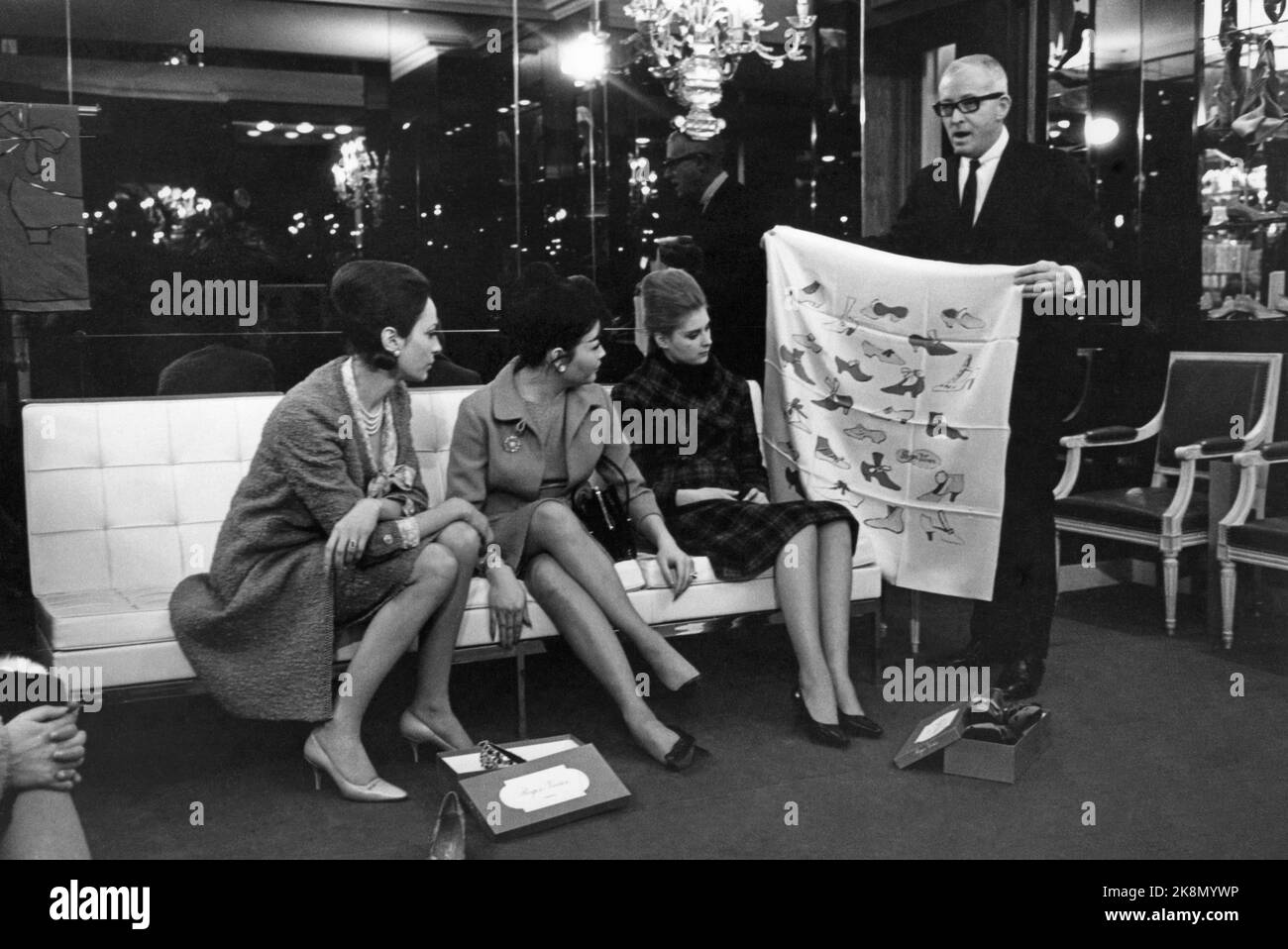 Stilista francese Roger Vivier con i clienti nel suo negozio situato rue Francois Ier nel 8th ° arrondissement di Parigi. Aprile 1967 Foto Stock
