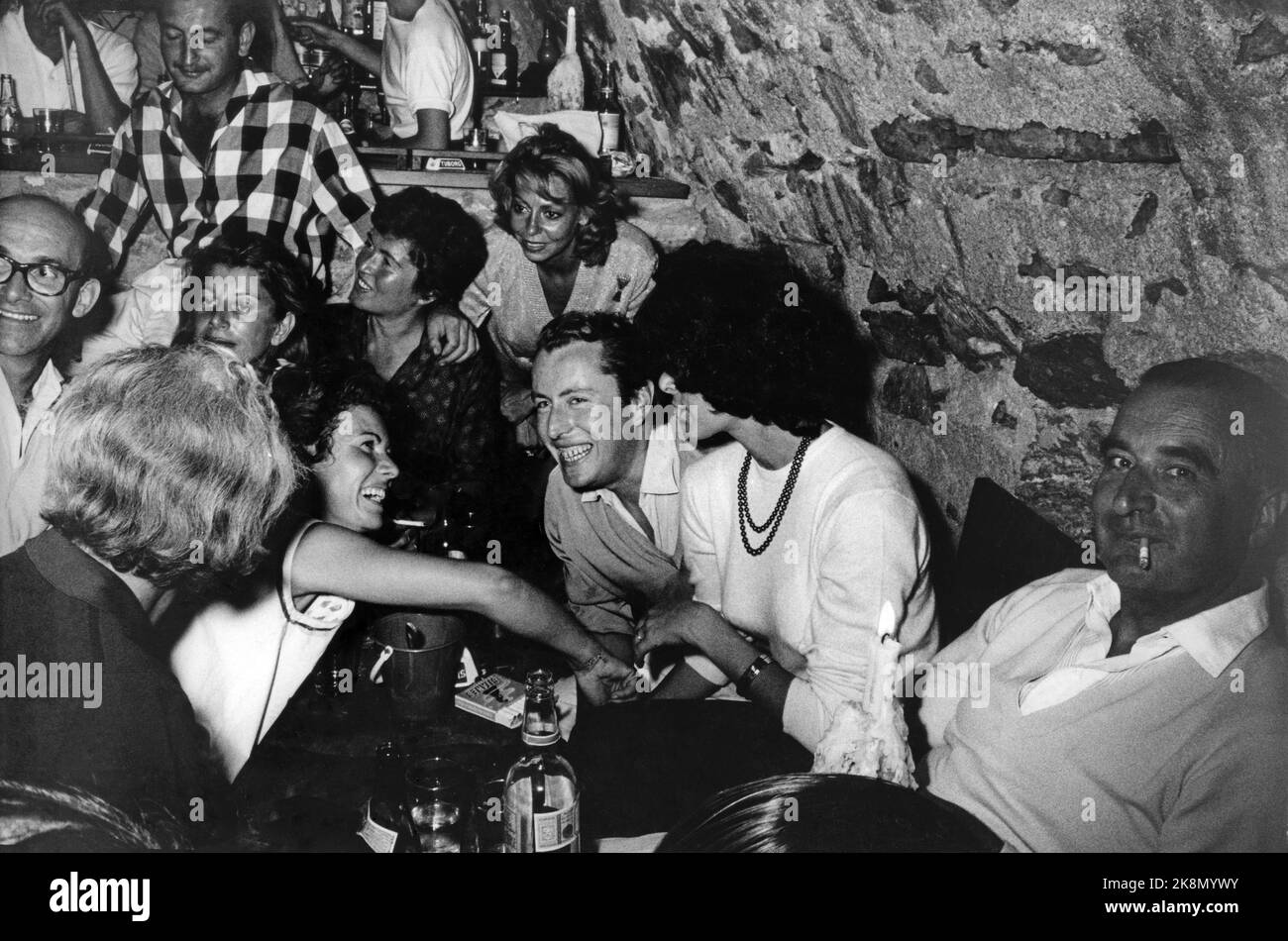 Bernard buffet (centro), Annabel buffet e Georges Pompidou (a destra) presso il nightclub 'Chez Ghislaine' di Saint-Tropez. Agosto 1961 Foto Stock
