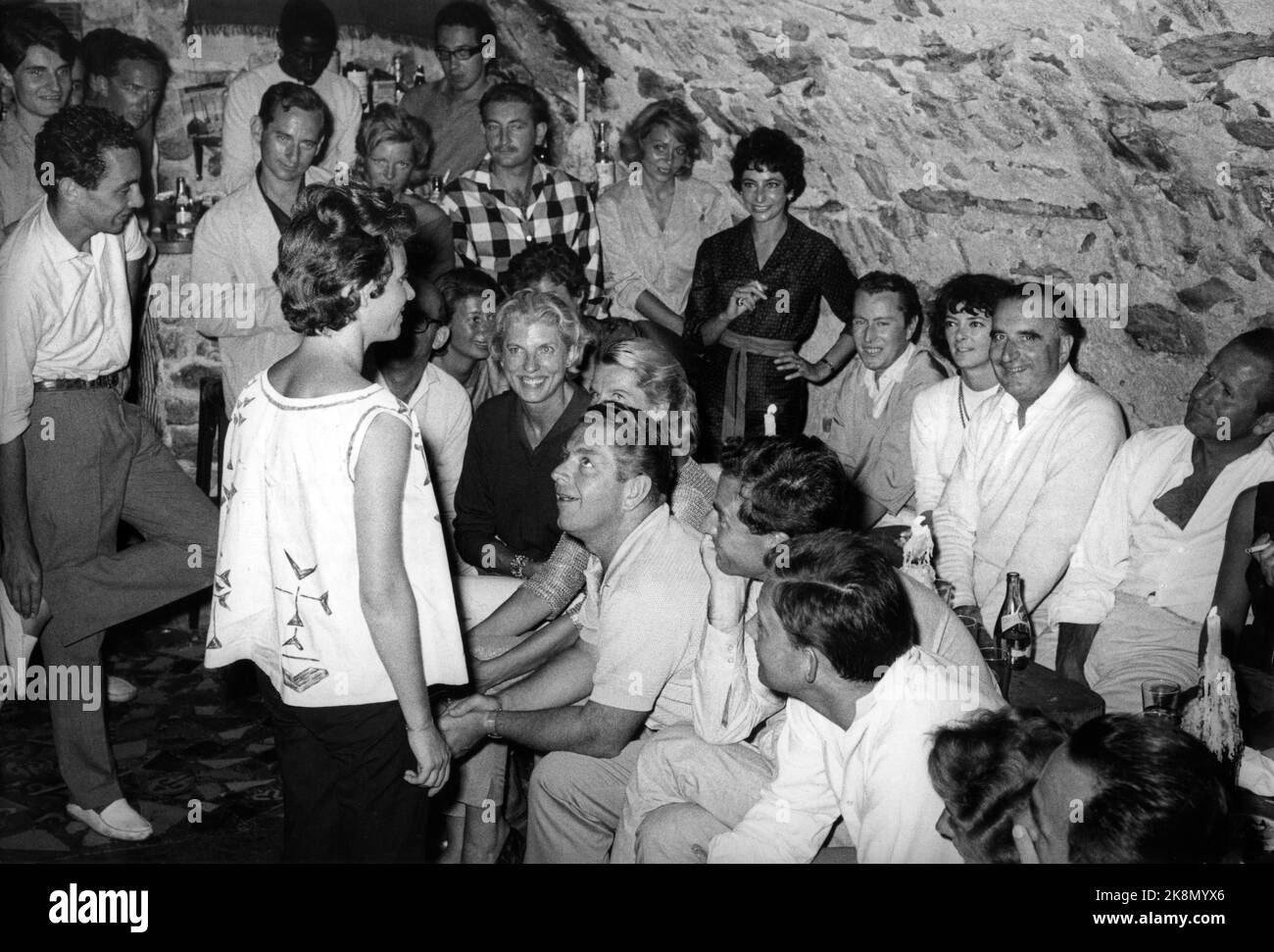 Claude Pompidou (centro), Bernard buffet (in basso, seduto, 4th da destra), sua moglie Annabel buffet (a sinistra) e Georges Pompidou (in basso, seduto, 2nd da destra) presso il nightclub 'Chez Ghislaine' a Saint-Tropez. Agosto 1961 Foto Stock