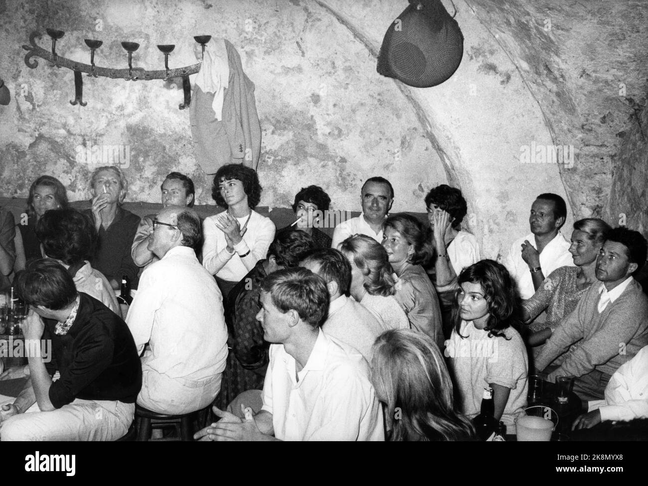 Claude Pompidou (in basso, a 2nd da sinistra), Bernard buffet, sua moglie Annabel buffet (a sinistra) e Georges Pompidou (in basso, seduto, a 2nd da destra) al nightclub 'Chez Ghislaine' a Saint-Tropez. Agosto 1961 Foto Stock