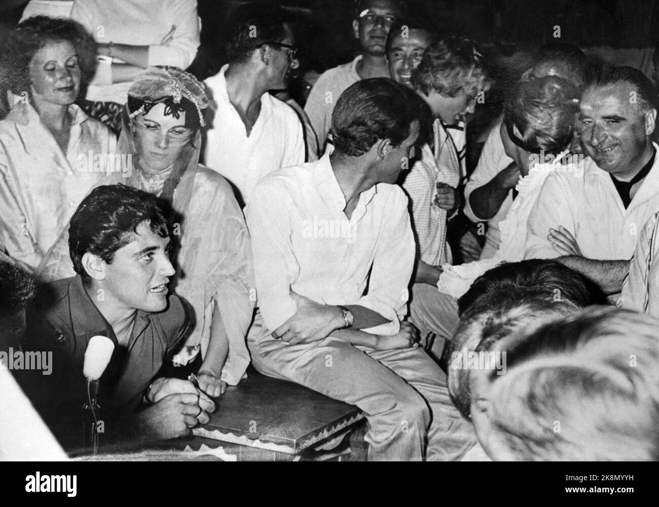 Sacha Distel (a sinistra), e Georges Pompidou (a destra) al nightclub 'Chez Ghislaine' a Saint-Tropez. Agosto 1961 Foto Stock
