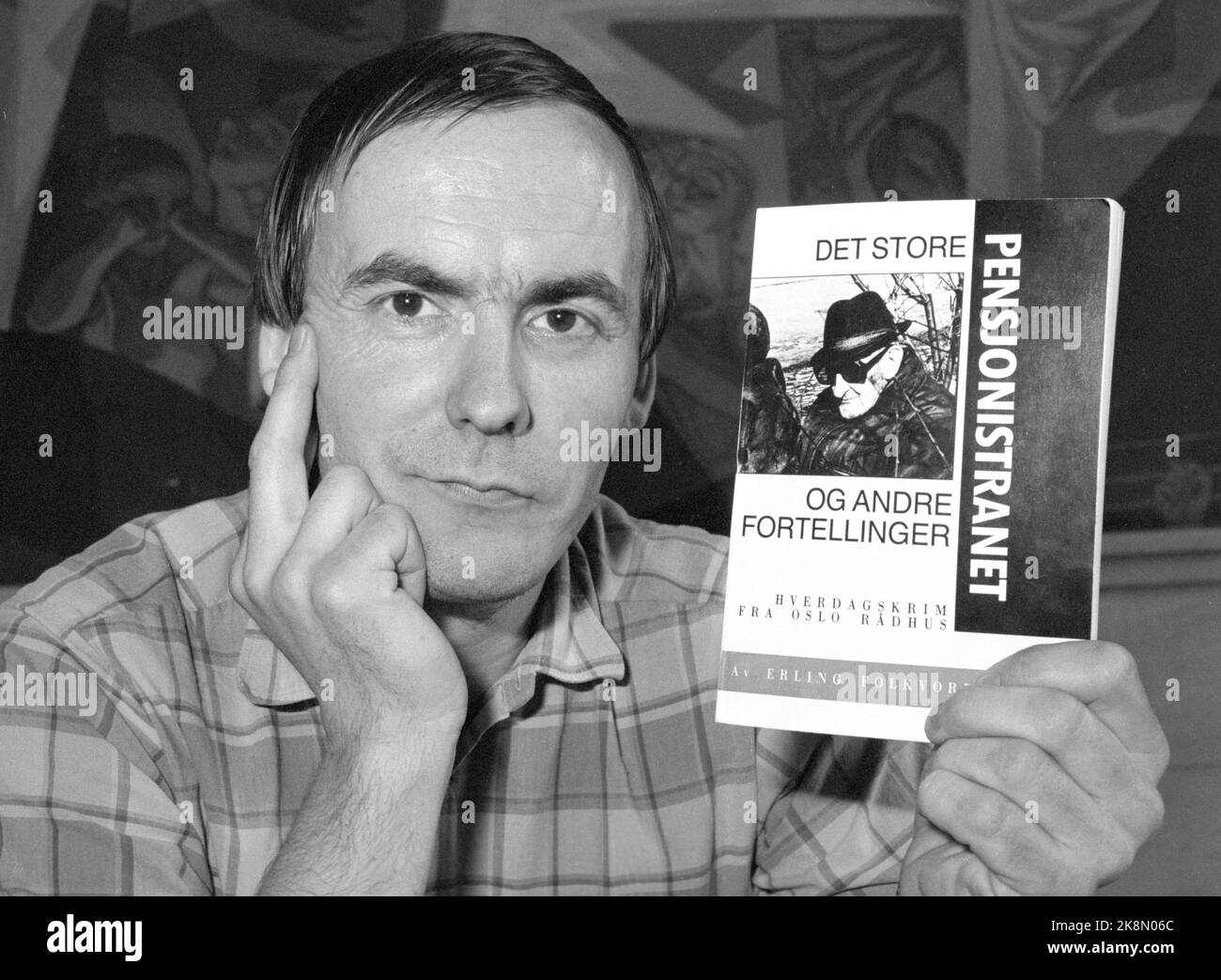 Oslo, 1987-06-11: Erling Folkvord presenta il suo libro "The Great Pension Distran and other stories-Everyday Crime from Oslo City Hall". Il libro si basa sul materiale che ha raccolto sulle disposizioni fatte dalla direzione nel comune di Oslo. Un mese prima, una mozione di sfiducia è stata rivolta al Consiglio comunale di destra di Oslo. Il Consiglio comunale è sopravvissuto alla mozione di sfiducia con un solo voto a favore. La mozione di sfiducia è giunta dopo un conteso caso di tasse di parcheggio con conseguenti dure critiche da parte del controllo municipale. Foto: Eystein Hanssen Foto Stock