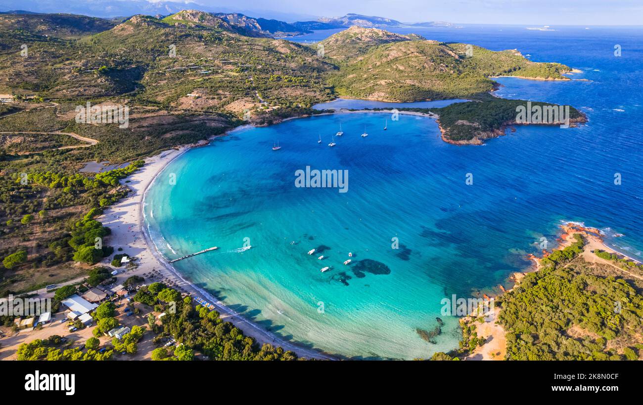 Le migliori spiagge dell'isola di Corsica - vista panoramica aerea della bellissima spiaggia di Rondinara con perfetta forma rotonda e mare cristallino turchese. Foto Stock