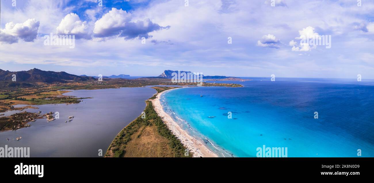 Italia. Paesaggio naturale dell'isola di Sardegnia e le migliori spiagge. Vista panoramica aerea del drone sulla splendida spiaggia di la Cinta con mare turchese e lago sault Foto Stock