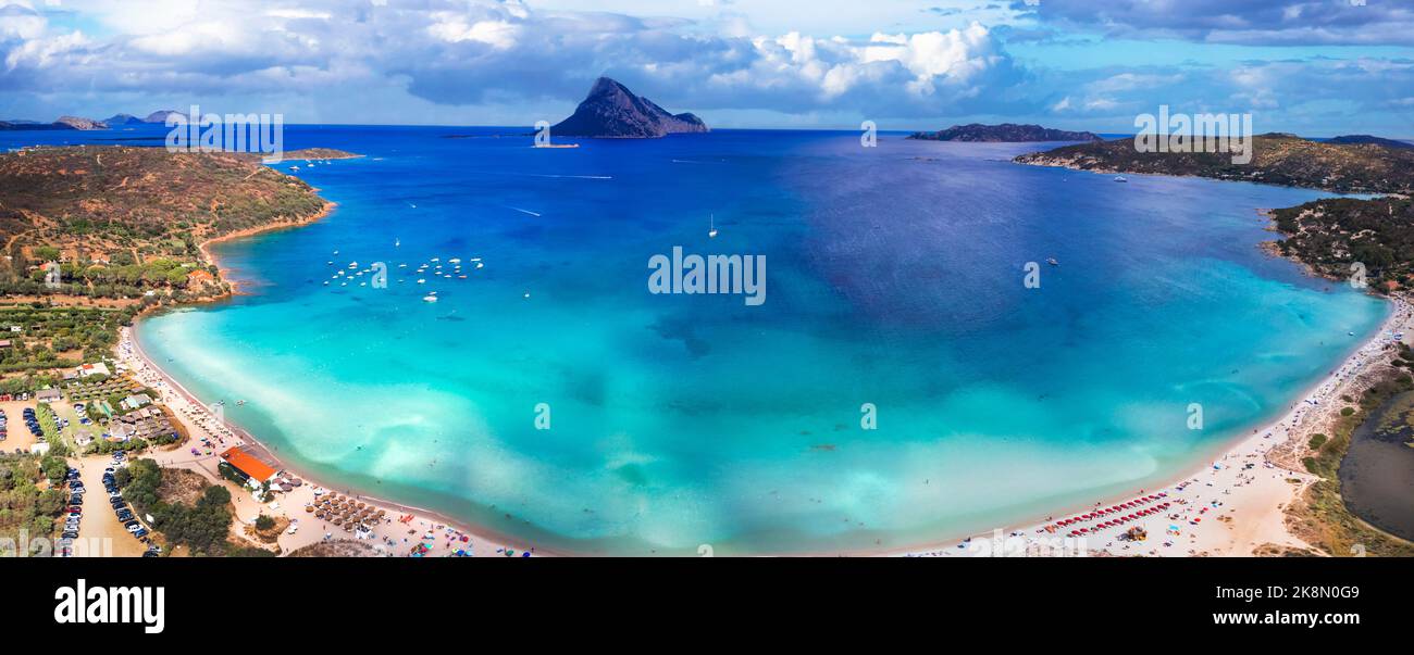 Paesaggio naturale dell'isola di Sardegnia e le migliori spiagge. Vista panoramica aerea del drone sulla splendida isola di Tavolara e sulla spiaggia. Vacanze estive in Italia Foto Stock