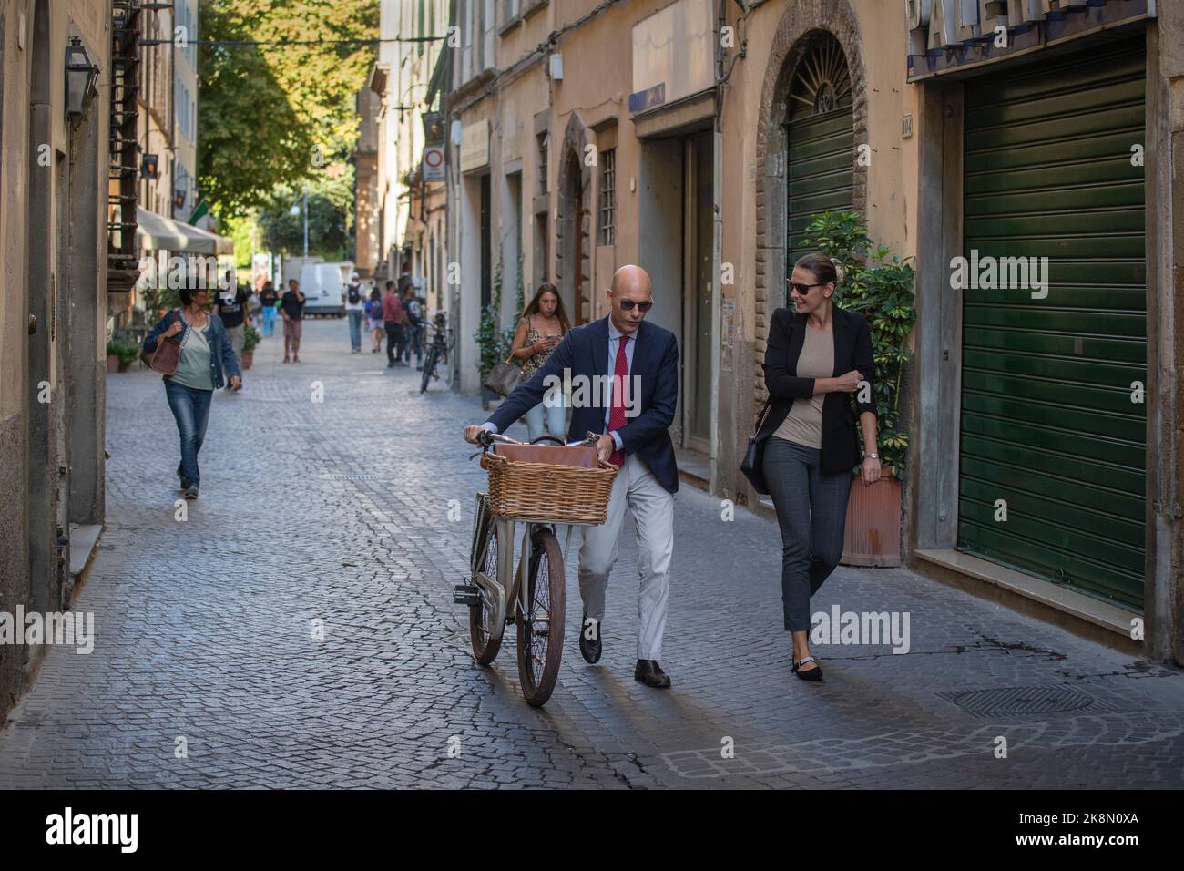 Lucca Toscana Italia Street Life Settembre 2022 Lucca è una città e comune della Toscana, nel Centro Italia, sul fiume Serchio, in una fertile pianura nei pressi del Foto Stock