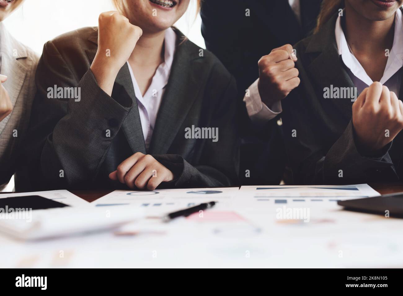 Imprenditori che mostrano successo con le vendite, concetto di team Foto Stock