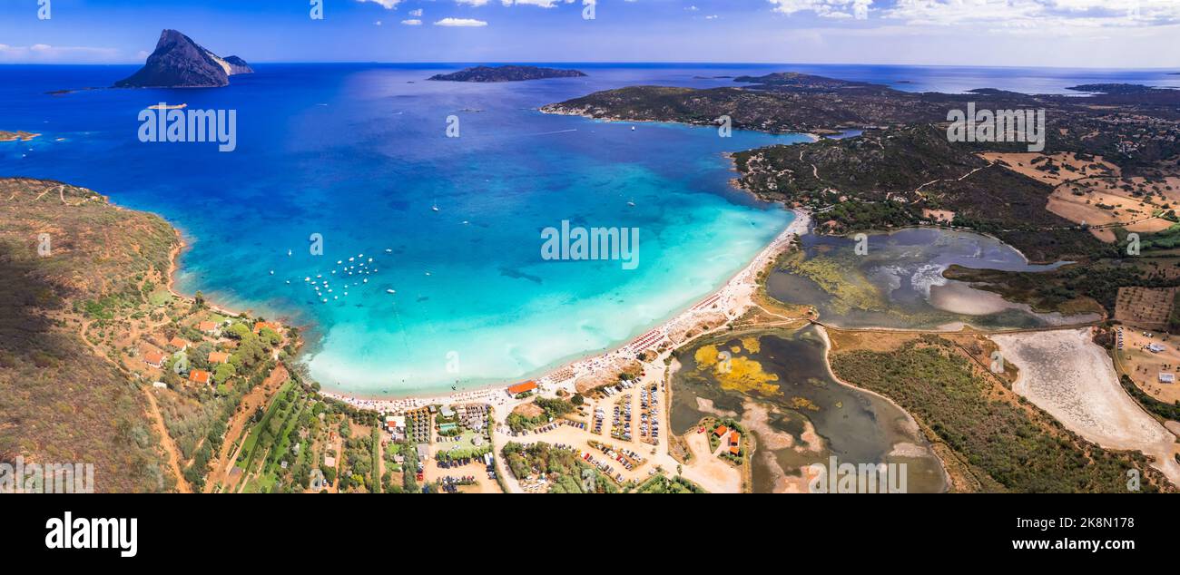 Paesaggio naturale dell'isola di Sardegnia e le migliori spiagge. Vista panoramica aerea del drone sulla splendida isola di Tavolara e sulla spiaggia. Vacanze estive in Italia Foto Stock