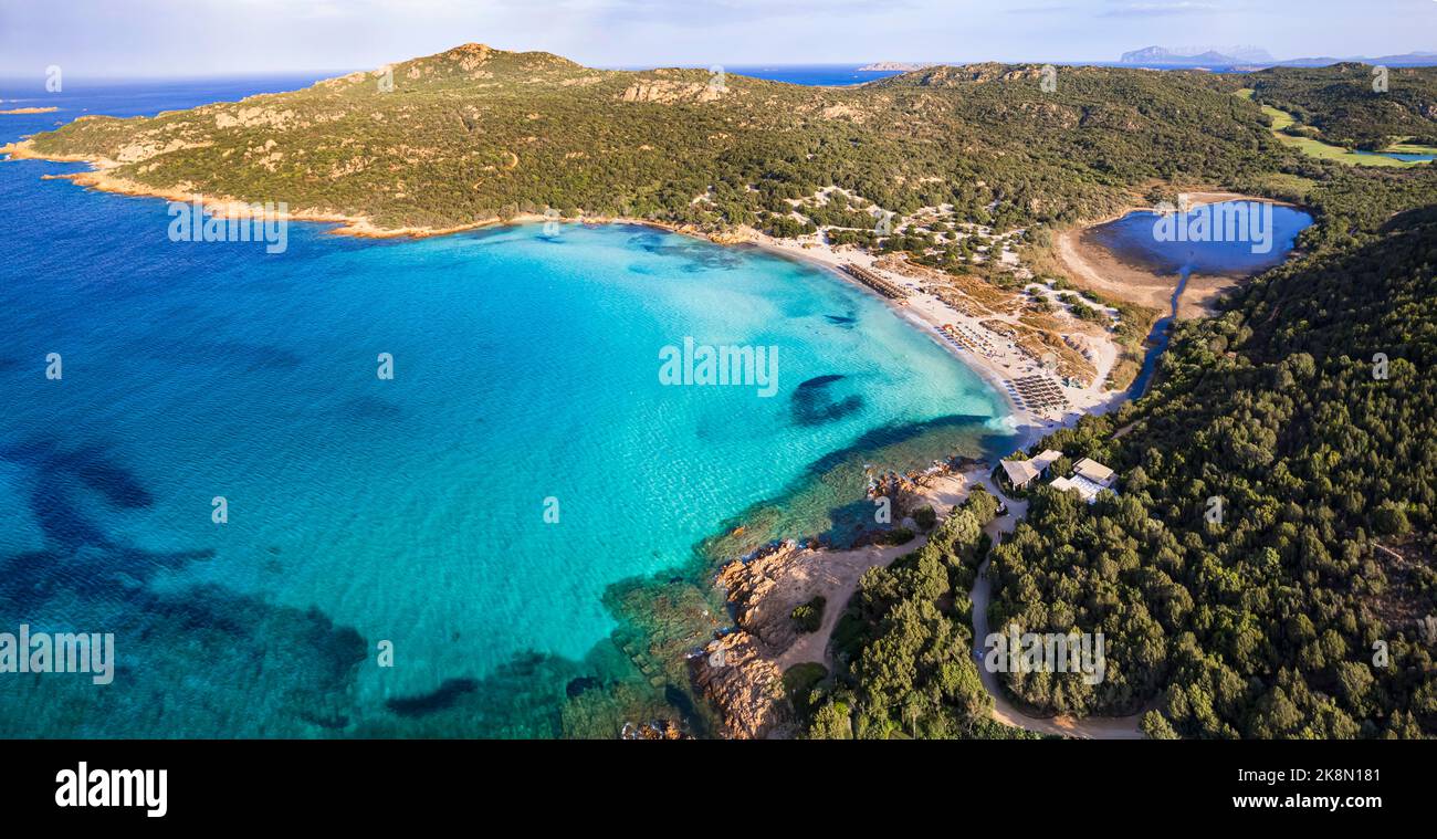 Sardegna (Sardegna) isola vista aerea drone delle migliori spiagge. Spiaggia di Grande Pevero vicino a Porto Cervo in Costa Smeralda Foto Stock