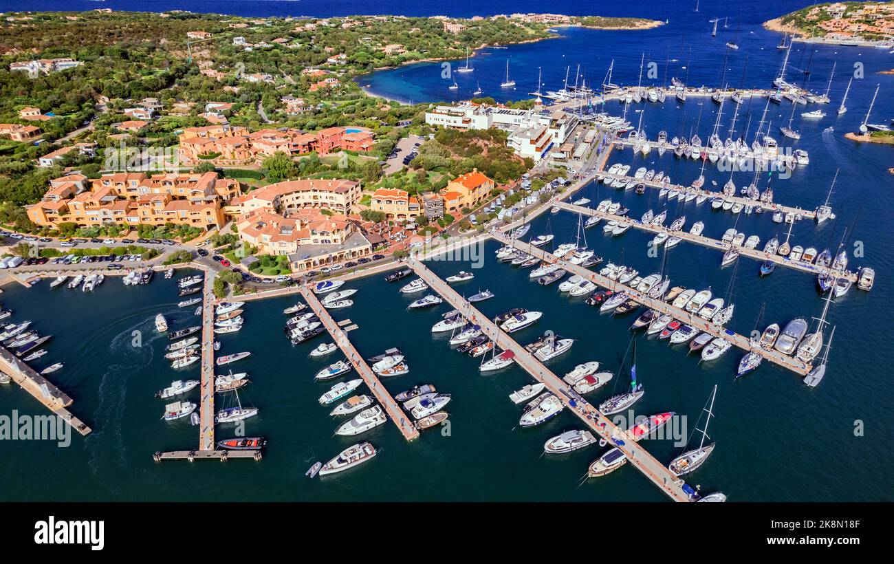 Isola Sardegna. Resort di lusso Porto Cervo. Marina con barche a vela, vista aerea drone video Foto Stock