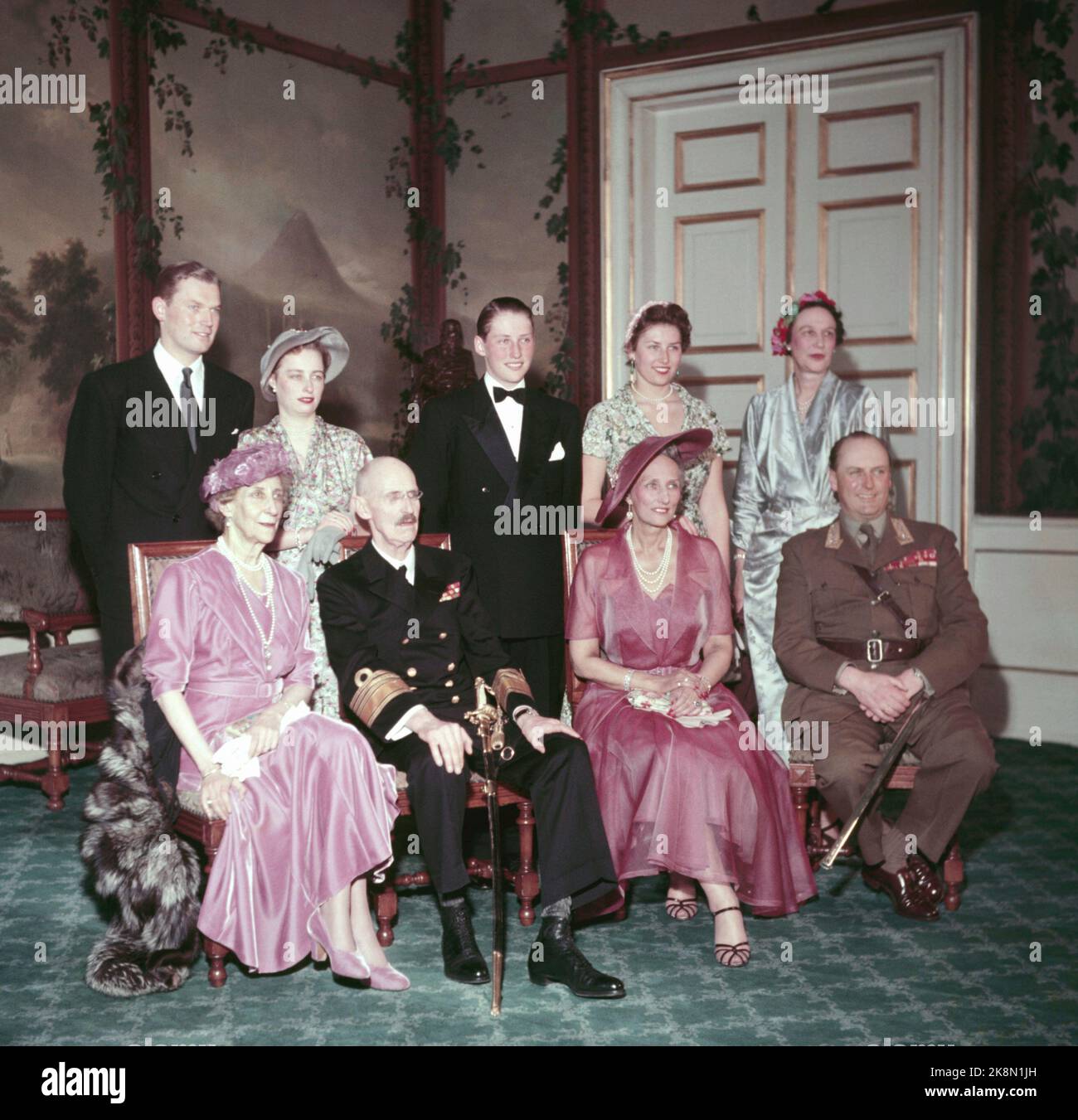 Oslo 19530510. Principe Harald Conferma. Qui vediamo il fotografo di famiglia al castello. Anteriore (F.) Principessa Ingeborg, re Haakon, principessa ereditaria Märtha e principe ereditario Olav. La seconda fila (F.) Erling Lorentzen, Principessa Ragnhild, Principe Harald, Principessa Astrid e Principessa Margaretha di Danimarca. Il principe Harald fu confermato da solo nella cappella del castello di Akershus. Foto: NTB Foto Stock
