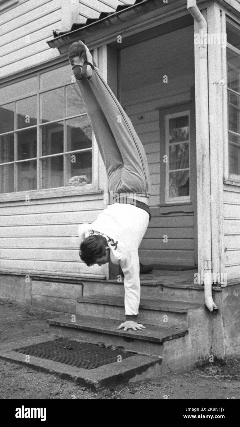 Jæren 19600507. L'unico partecipante norvegese alle Olimpiadi Åge Storhaug (22 anni) si allena a casa a Løa su Jæren. Attualmente Åge Storhaug sta praticando le 60 esercitazioni olimpiche obbligatorie. Quando le giornate scolastiche sono finita, Åge tira dentro il vestito di addestramento e esce nel fienile per allenarsi. Foto: Ivar corrente di Aaserud / NTB Foto Stock