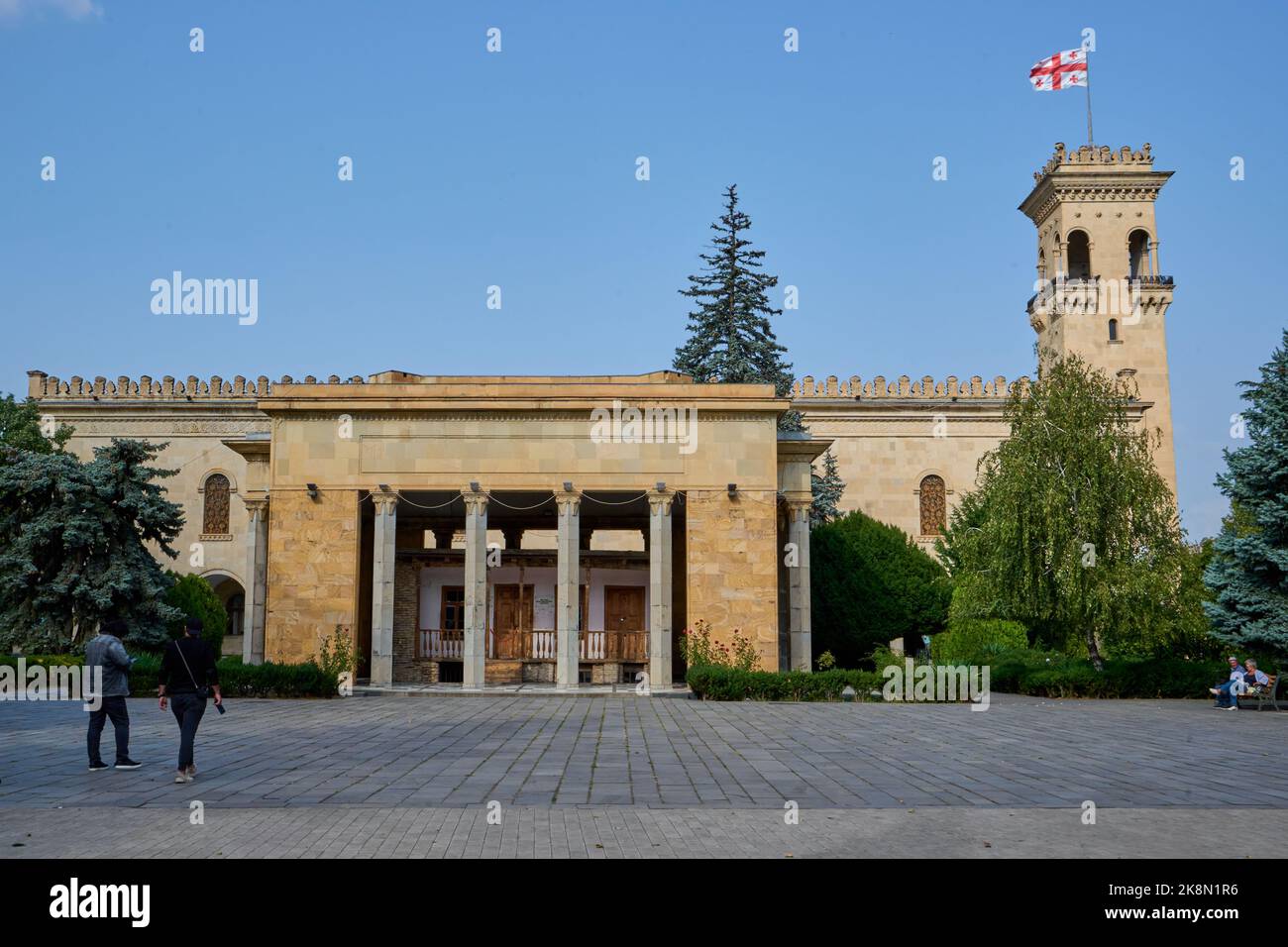 Geburtshaus von Josef Stalin, sowjetischer Diktator und Gewaltherrscher, von einem Pavillon überdacht, vor dem Josef-Stalin-Museum, Gori, Georgien Foto Stock