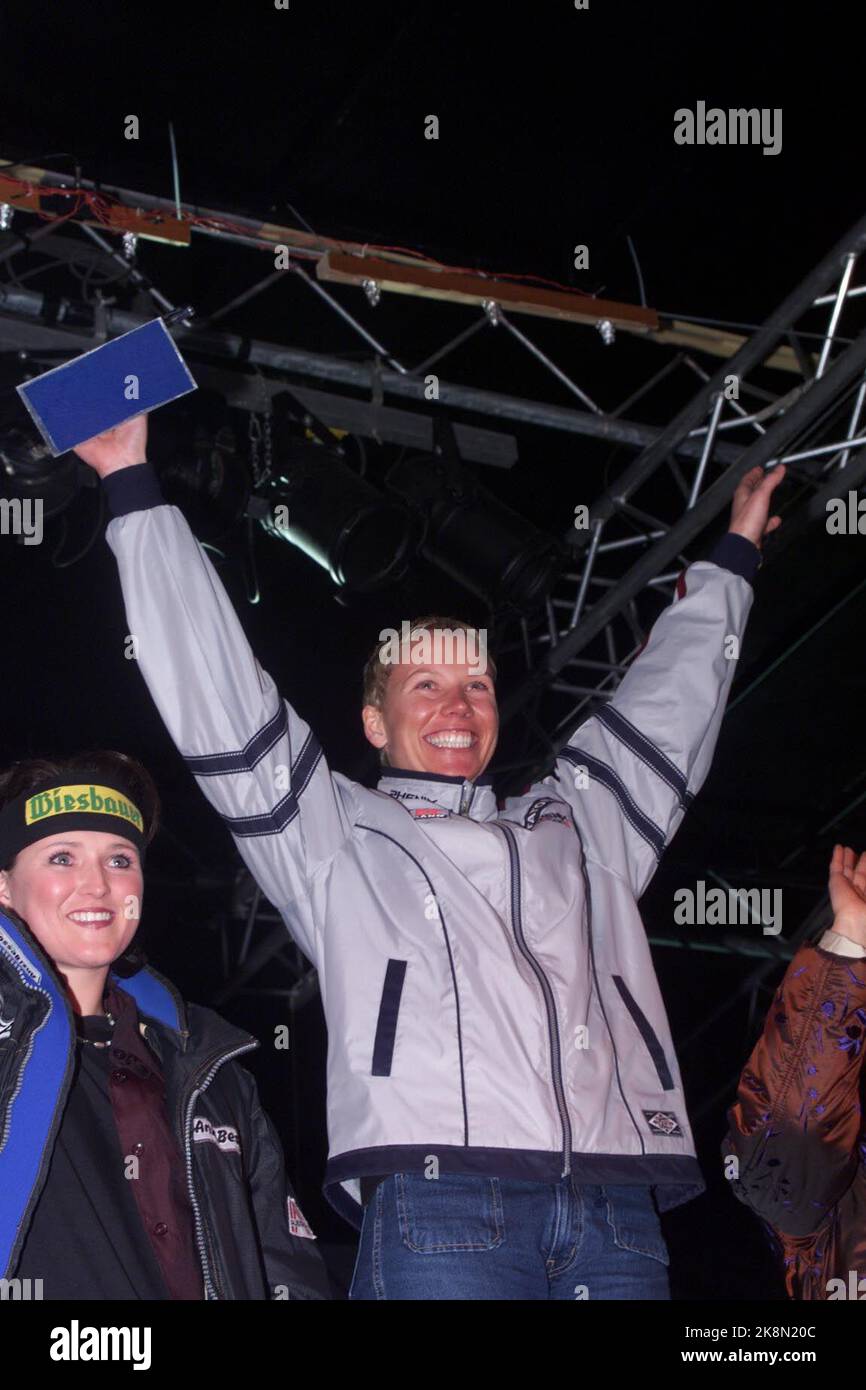 Sölden 24.10.98. World Cup premiere grande slalom donne. Andrine Flemmen alla cerimonia ufficiale di premiazione dove ha girato 300.000:- Austrian Schilling Richer. Foto: Calle Törnström / NTB Austria / Skiport / Alpine / Coppa del mondo / Vincitore / Donne. Foto Stock