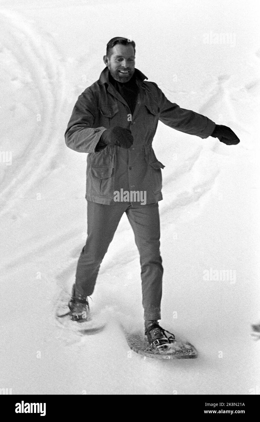 Oslo 19690211 fotografo della natura, autore e direttore di programma presso NRK Sverre M. Fjelstad. Qui in azione sulle racchette da neve. Foto: Laurvik / NTB / NTB. Foto Stock