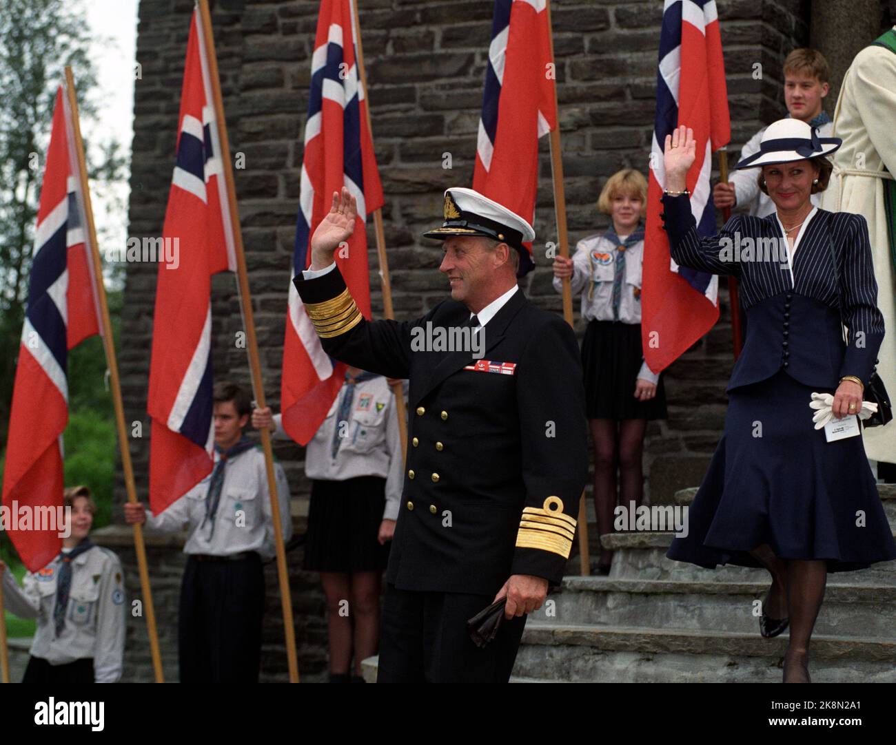 Narvik 16 agosto 1992. Il re Harald e la regina Sonja dicono Arrivederci al vescovo Fredrik Grønningsæter dopo aver frequentato il servizio alla chiesa di Narvik la domenica. Qui la coppia reale ondeggia i partecipanti dopo il servizio. Il viaggio del re 1992. La coppia reale norvegese inizia il suo traffico reale nella Norvegia settentrionale. Entro 22 giorni, incontrano persone in 62 luoghi diversi. Da Frosta in Nord-Trøndelag a Grense Jakobselv in Finnmark. Foto; Terje Bendiksby / NTB / NTB Foto Stock