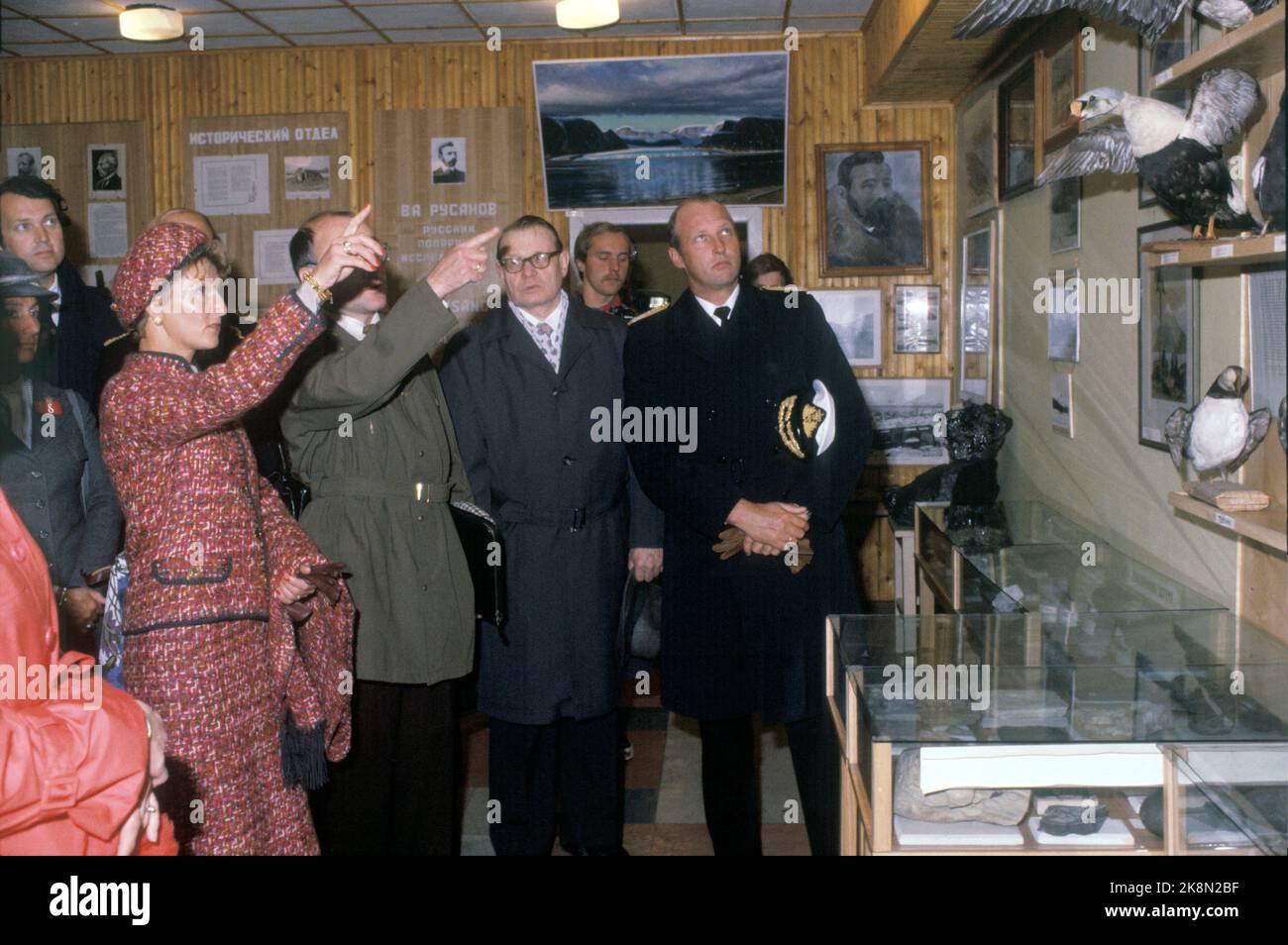 Barentsburg, Svalbard 19800816. La famiglia del principe ereditario che viaggia con i bambini a Svalbard, NY-Ålesund e Barentsburg. Crown Prince Harald (t.H.) e Crown Princess Sonja (t.v.) che sta puntando con ansia. Qui insieme al console Aleksej Rylikov (n.2 F.H.) durante il tour di Barentsburg. Crown Princess Sonja in tuta con scialle e cappello. Foto: Bjørn Sigurdsøn NTB / NTB Foto Stock