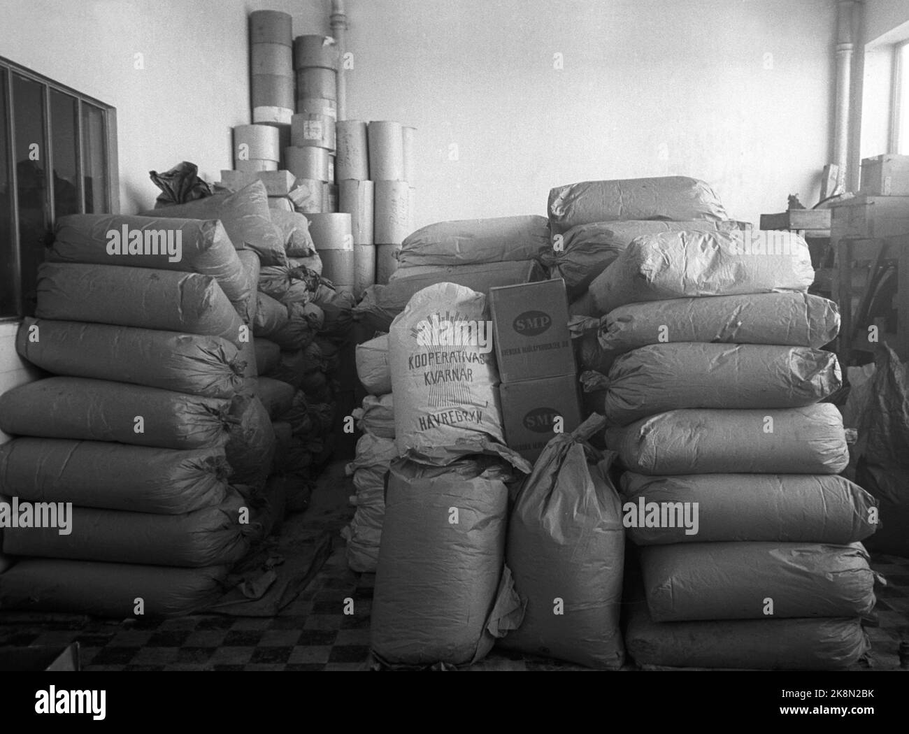 Oslo 19450519 produzione di zuppa svedese. Anche se la pace era giunta in Norvegia, la zuppa svedese era ancora prodotta. Qui le materie prime per la zuppa svedese in stock. La zuppa svedese è stata cotta su farina d'avena, latte secco, zucchero e acqua. La zuppa è stata portata nelle scuole in grandi secchi. Le commissioni volontarie delle donne e i consigli di rione degli aiuti norvegesi svedesi erano alla base di questo lavoro di soccorso. Nel 1944, 115.000 porzioni di minestra sono state divise tra studenti norvegesi in 987 centri alimentari in tutto il paese. Foto: NTB / NTB Foto Stock