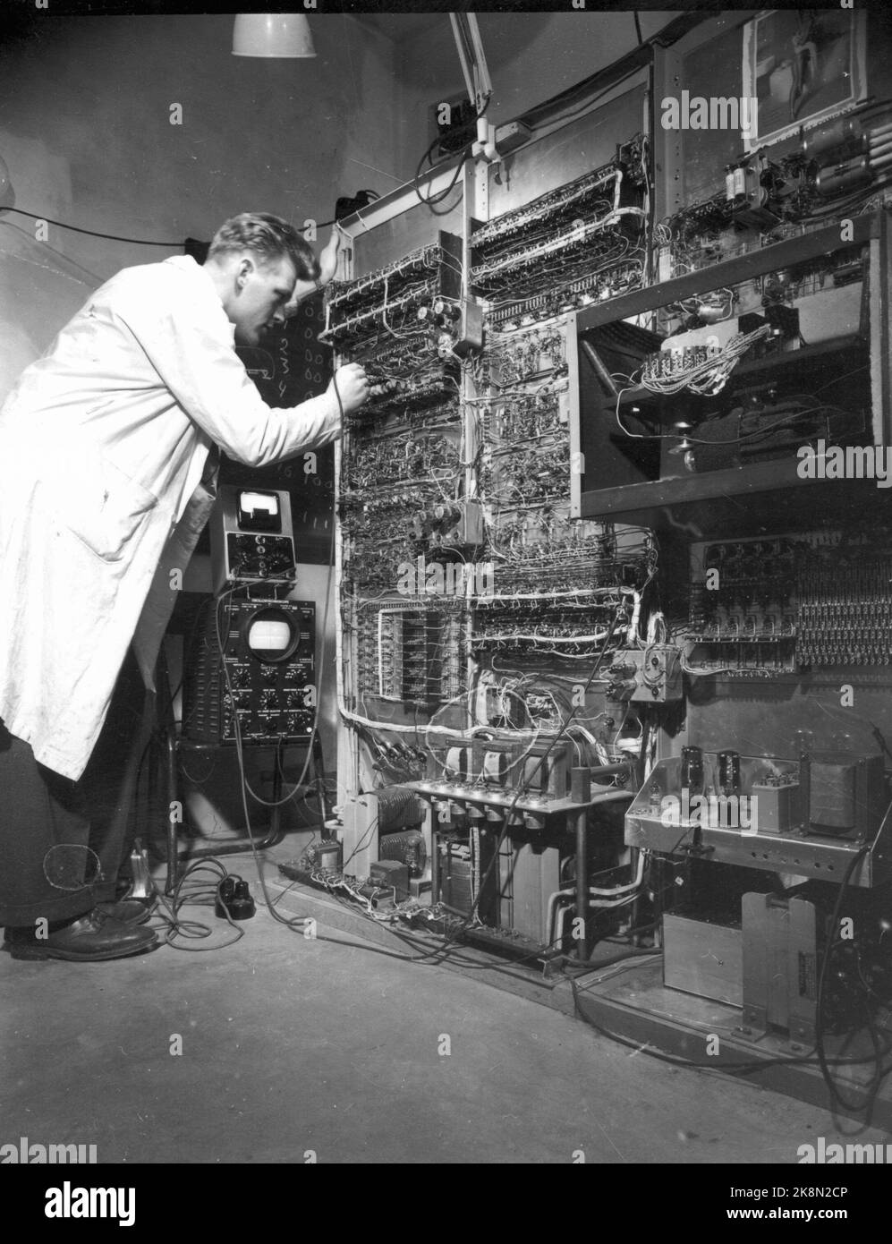 Oslo 19540612. Il computer 'Nusse'. Calcolatore elettronico. Università di Blindern a Oslo. Il primo computer norvegese. Foto: Sverre A. Børretzen / corrente / NTB Foto Stock