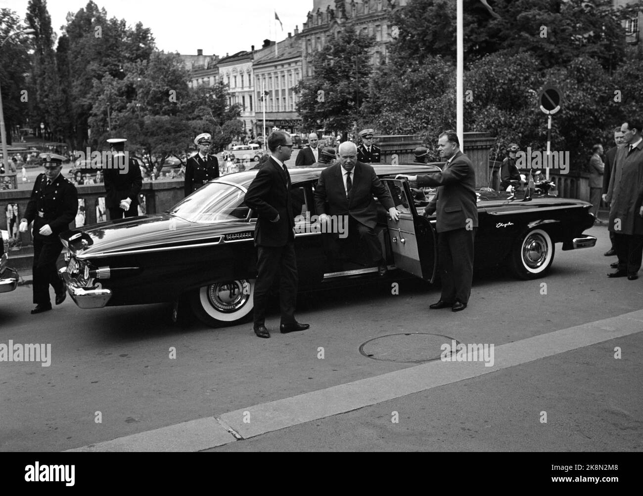 Oslo 1964. Leader sovietico Nikita Khrushchev in visita ufficiale in Norvegia. Qui arriva allo Storting. L'auto americana è un Belvedere di Plymouth, prodotto da Chrysler Corporation Foto: Corrente / NTB Foto Stock