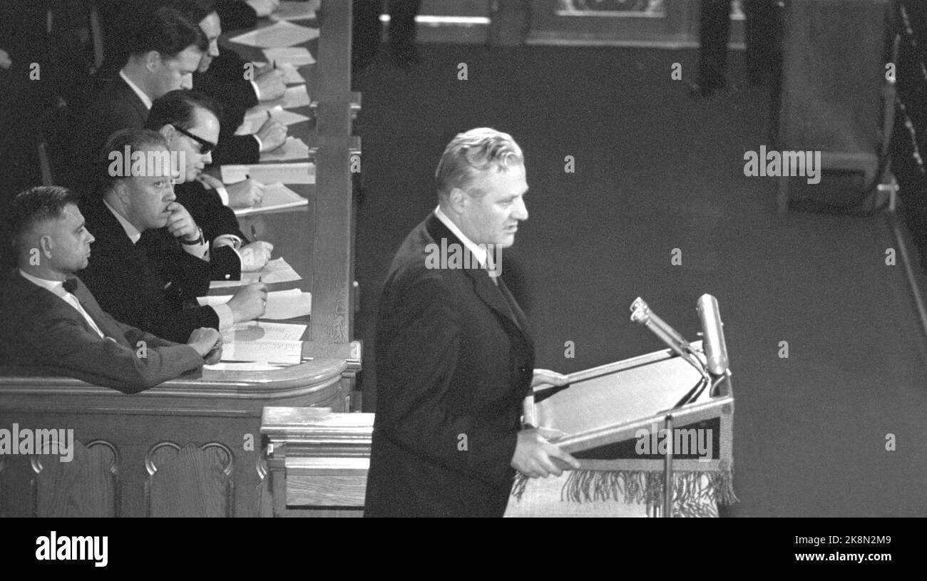 Oslo 19630928 "cambiamento di ruolo per la seconda volta" dramma parlamentare in The Storting. Il dibattito è durato 30 ore. Il primo ministro è ancora chiamato Einar Gerhardsen, dopo che il governo di coalizione di John Lyng alla destra, il Partito popolare Cristiano, la sinistra e il partito centrale si dimise il 25 settembre 1963. La televisione NRK prende i record dell'intero dibattito e li trasmette al popolo norvegese. Qui John Lyng (H) sul pulpito nella Storting. Foto: Aage Storløkken / corrente / NTB Foto Stock