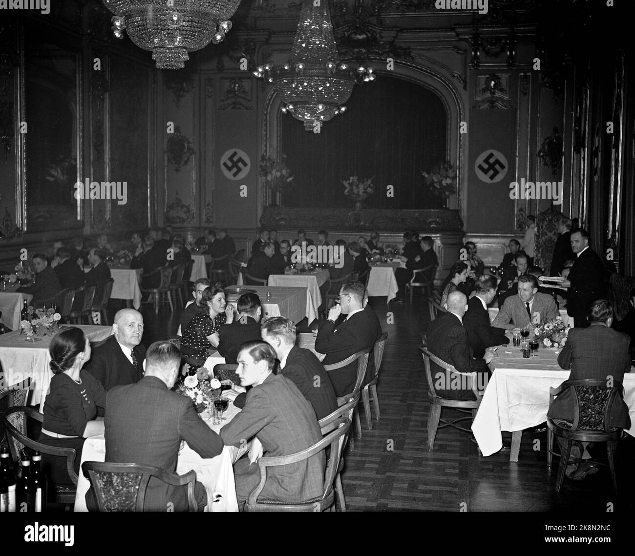 WW2 Oslo 19411009. La notte di camera al Grand Hotel in occasione della visita in Norvegia del vicedirettore stampa nazionale tedesco Helmut Sündermanns. La sala decorata con la croce del mento. - dalla lastra di vetro. - Foto: NTB / Johnsen Foto Stock
