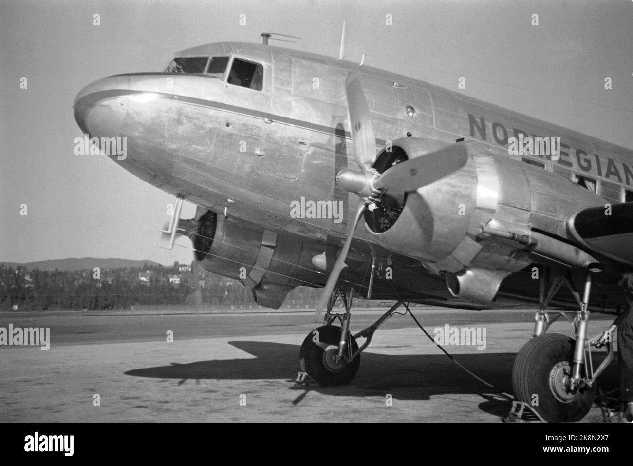 Oslo 2 ottobre 1946. Fornebu a Oslo. Dall'apertura del volo Parigi - Oslo. Ecco il volo da Norwegian Air Lines/Det Norske Aviation Company A/S (DNL). Prima del decollo. La Norwegian Aviation Company (DNL) è stata la compagnia aerea nazionale della Norvegia fino al 1948 e una delle compagnie che si sono fuse nell'odierna SAS (a partire dal 2014) immagine: NTB Stock Photo: W. Lundberg / NTB Foto Stock