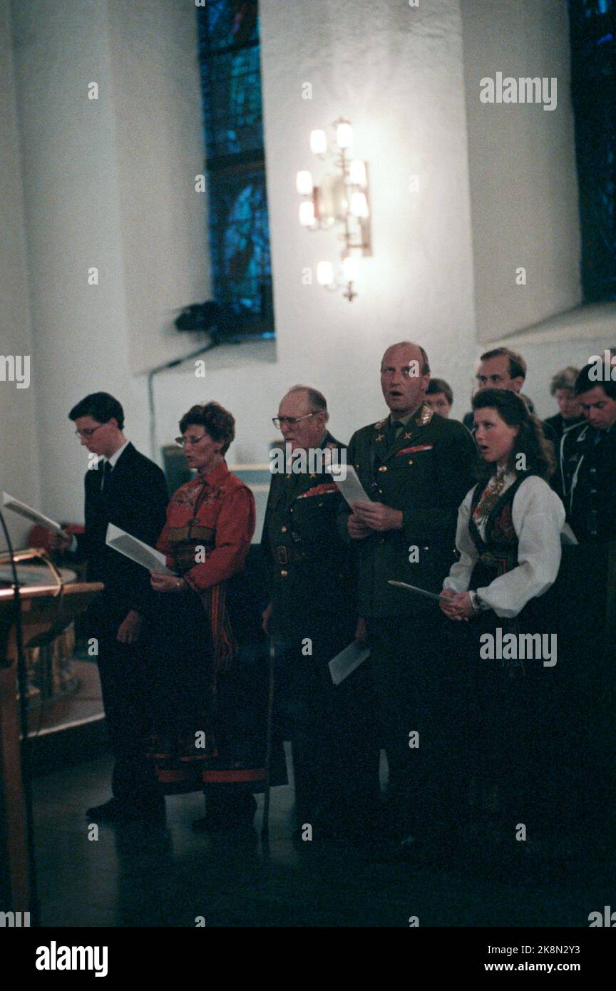 Oslo 8 aprile 1990. Re Olav, il principe ereditario Harald, la principessa ereditaria Sonja, il principe Haakon Magnus e la principessa Märtha Louise nella cattedrale durante il servizio commemorativo del 9 aprile 1940. Tutti cantano. Foto: Morten Hvaal / NTB / NTB Foto Stock