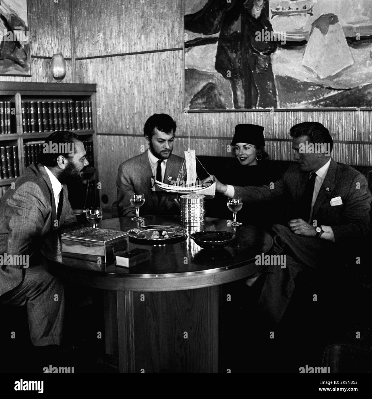 Oslo, 19570617. In connessione con la registrazione di Filme i Vichinghi (Vichinghi), gli attori hanno visitato il municipio e sindaco Rolf Stranger a Oslo. Ad es. Ernest Borgnine, Tony Curtis, Janet Leigh e Kirk Douglas. Foto: Jan Stage / NTB Foto Stock