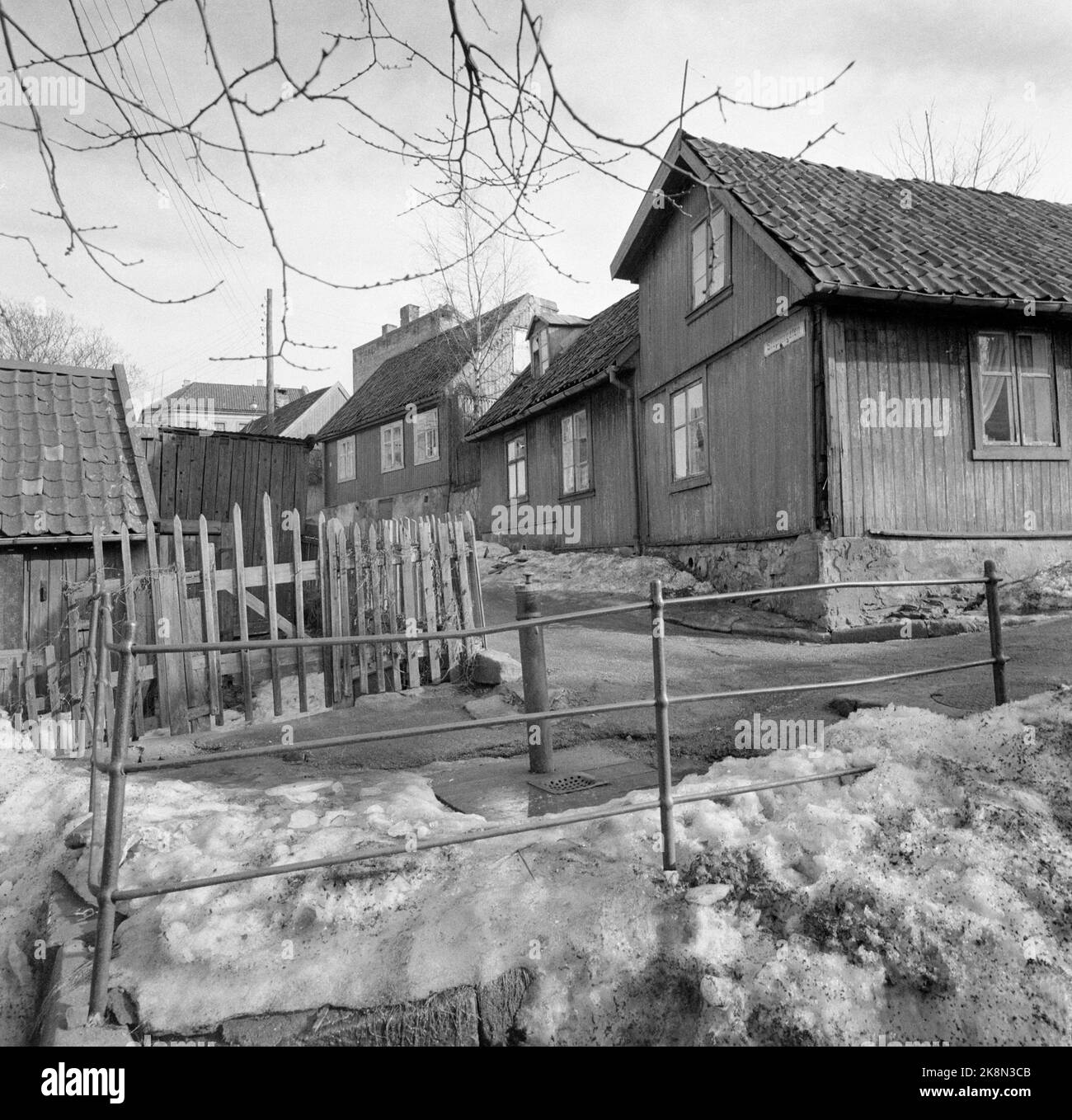 Oslo 19590301 Partito da Enerhaugen. Strada ripida con piccole case caratterizzate da decadimento. Segnaletica stradale sulla parete di una casa: 'Stupingaten' Foto: Picture Center / NTB Foto Stock