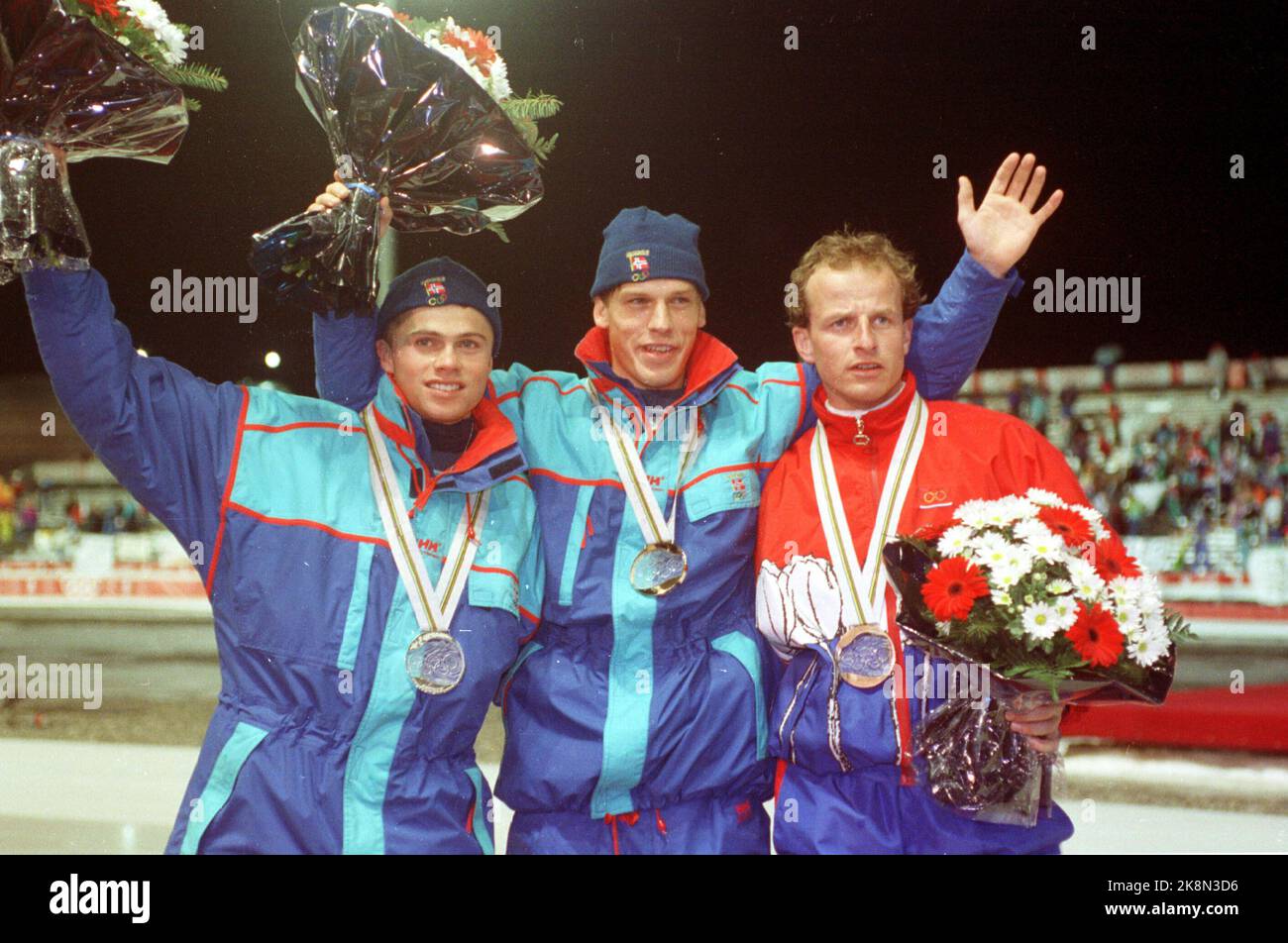 Albertville 19920216 Olympic-92 Albertville, pattinaggio, 1500 m, uomini, cerimonia di vittoria. N. 2 Ådne Søndrål, n. 1 Johann Olav Koss e n. Foto: Lise Åserud / NTB / NTB Foto Stock