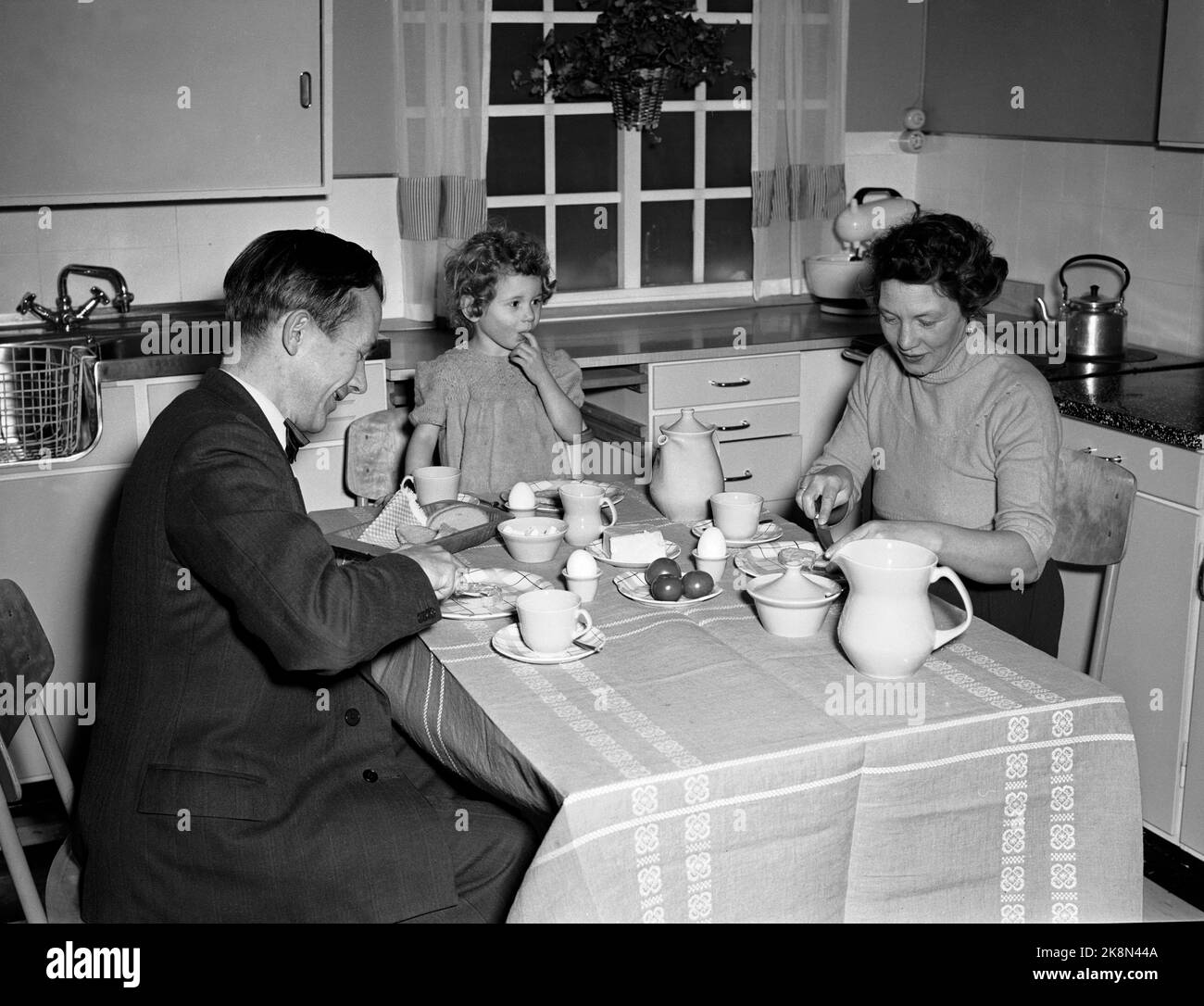 Oslo 19560211 colazione. Famiglia che ama la colazione al tavolo da cucina. Mamma e papà e i bambini e la bambina mangiano la colazione. Vita familiare. Foto: NTB / NTB Foto Stock