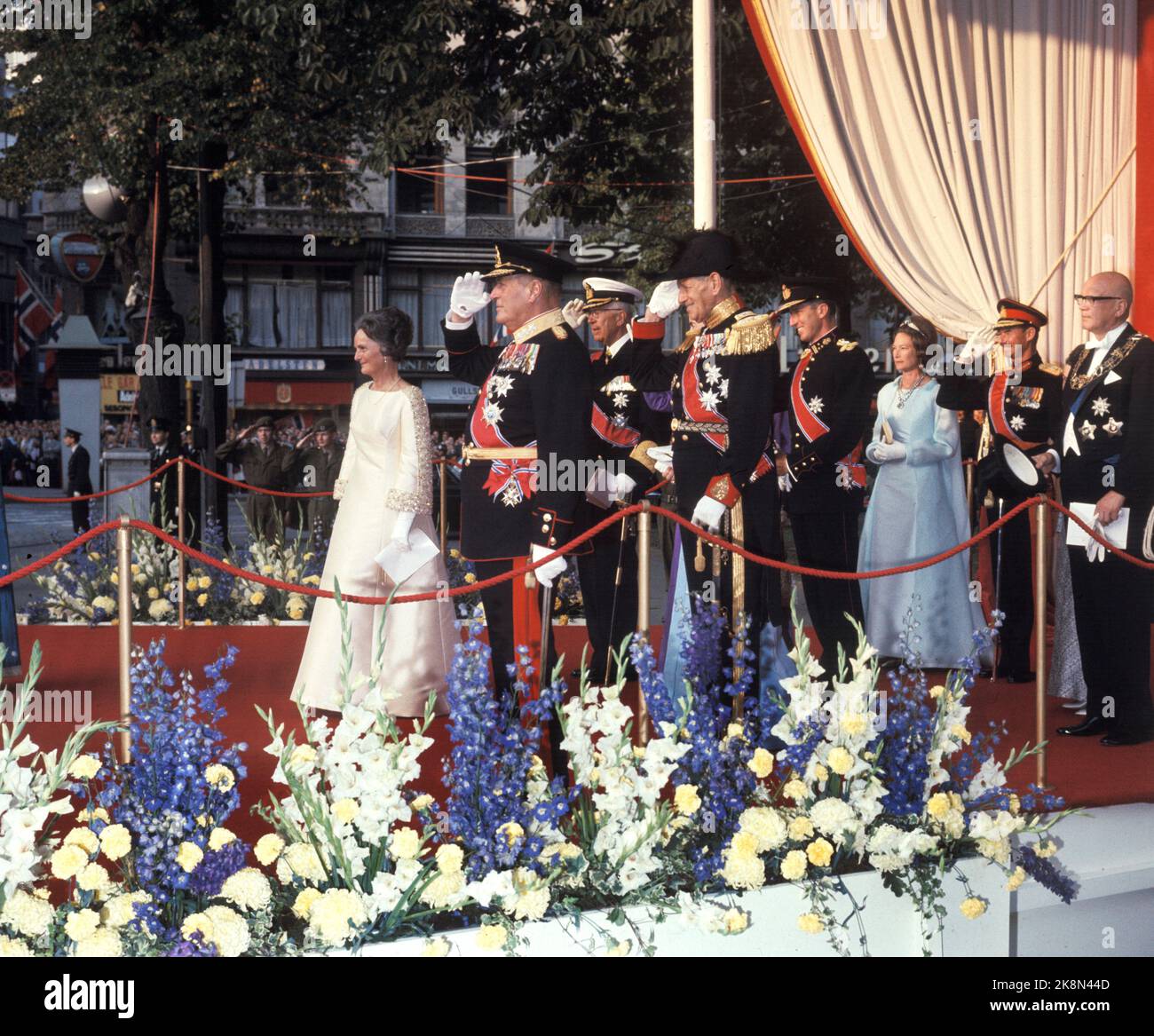 Oslo 19680829: Matrimonio reale norvegese. Il principe ereditario Harald e Sonja Haraldsen si sposano. Re Olav versa la coppia nuziale dopo il matrimonio. La madre della sposa Dagny Haraldsen (t.v.) nella foto. Foto: Corrente / NTB Foto Stock