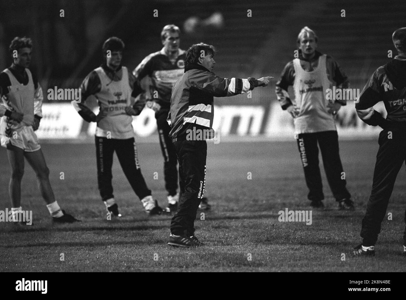 Cipro 19901113. Partita nazionale in Football em match tra Norvegia e Cipro 3-0. Durante l'allenamento il giorno prima della partita. L'allenatore Egil Olsen 'Drillo' ha avuto pochi problemi con il ritiro del team. Foto: Jørn H. Moen / NTB Foto Stock