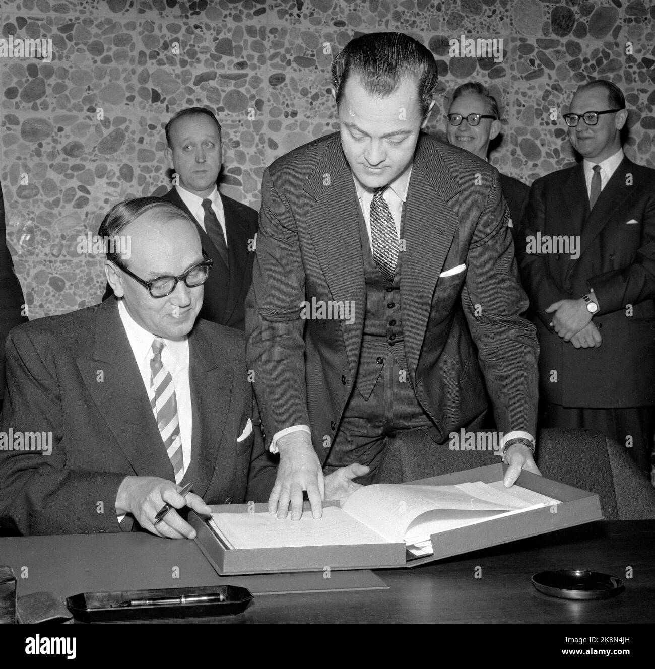 Oslo maggio 1960 il ministro Arne Skaug (TV) firma i documenti relativi alla zona di libero scambio dell'EFTA nell'edificio governativo. Foto: Knobelauch / NTB / NTB Foto Stock