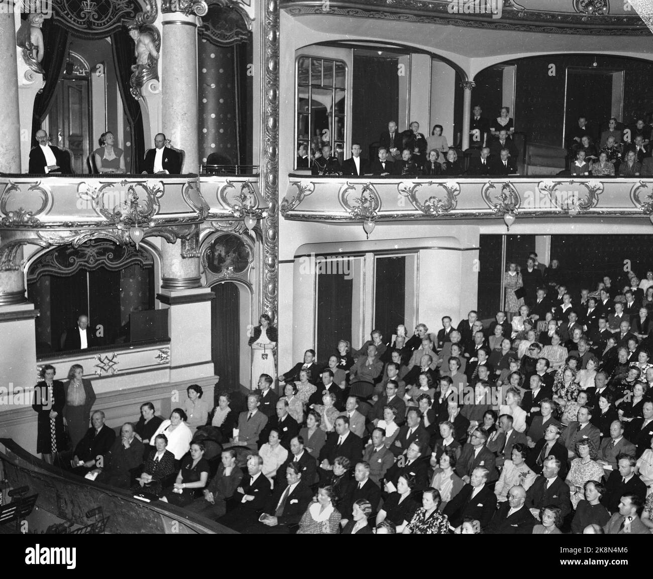 Oslo Novembre 1945. Spettacolo di festa al Teatro Nazionale in occasione del 40th° anniversario di Kongens (King Haakon's). Re Haakon, Principessa della Corona Märtha e Principe della Corona Olav sul balcone t.v. Foto: AA.H. / Ntb Foto Stock