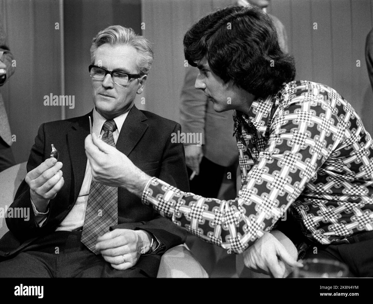 Oslo 19740111. URI Geller da Israele fa piegare i cucchiai al tatto. Durante il programma televisivo 'Evening Forum' in NRK ha dimostrato le sue capacità. Si chinò solo per tocco, e le campane si fermarono. Nella foto mostra lo scienziato e il metallurgico per Kofstad (t.v.) Il cucchiaio che prima si piego e poi si spezzato a metà. Illusionista. Foto NTB / NTB Foto Stock