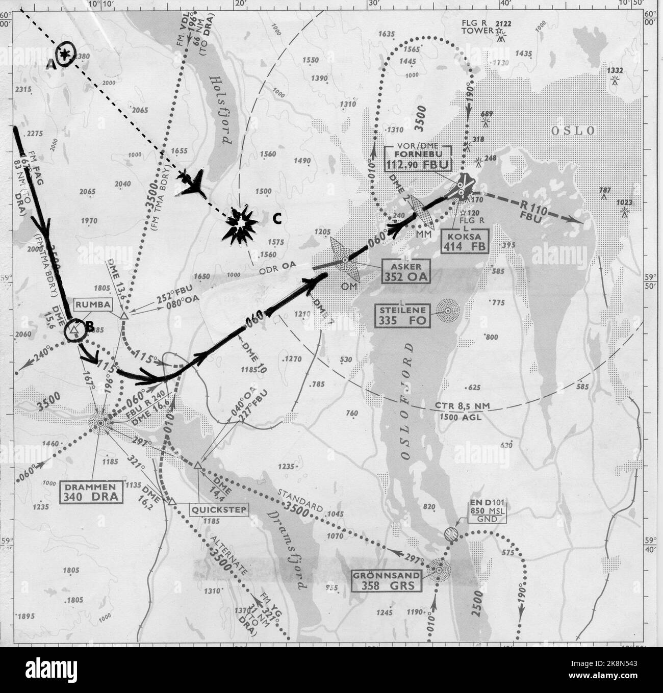 Asker 19721223 l'aereo crash a Vestmarka piccola vigilia di Natale, dove un Fokker Fellowship Fly da Braathens Safe si schiantò, e 40 persone perirono. Qui mappe che mostrano l'approccio a Fornebu. La linea continua mostra l'approccio corretto: La linea tratteggiata mostra il percorso dell'aeromobile che ha subito l'incidente e che è stato un collegamento alla pista 06. Al punto A, i piloti hanno erroneamente segnalato che l'aeromobile era sopra il punto di segnalazione Rumba (punto B) a Lierbyen. Il punto C è il luogo in cui l'aeromobile è guasto. La mappa è stata rilasciata il 5 gennaio 1976. Foto: Archivio NTB / NTB Foto Stock