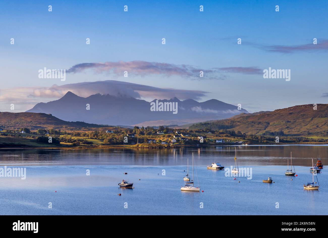La mattina presto guardando verso le colline di Cullin attraverso Portree Bay, Isola di Skye, Ebridi interne Foto Stock