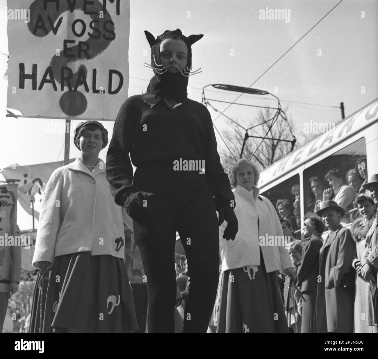 Oslo 19550517: 17 maggio a Oslo, il treno russo. Qui la Scuola Cattedrale Russ, guidata da 'Katta' una persona in costume di gatto. Quest'anno è stato il principe Harald Russ, e c'è stata l'emozione di dove Harald era nel treno russo. Il poster sullo sfondo chiede quindi: Quale di noi è Harald? ' Foto: Corrente / Foto NTB: Corrente / NTB Foto Stock