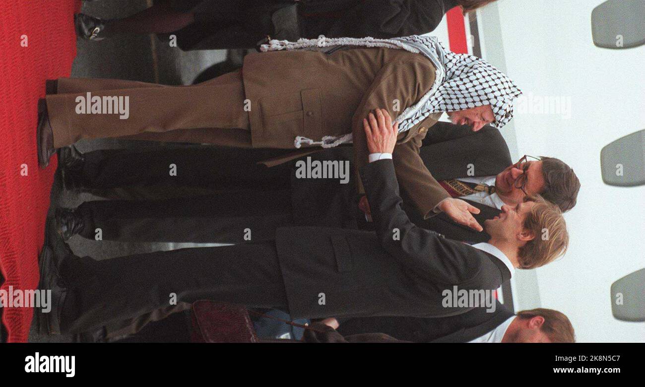 Oslo. Il Presidente palestinese Yasser Arafat in visita ufficiale in Norvegia. Il presidente palestinese Yasser Arafat è stato accolto dal ministro degli Esteri Bjørn Tore Godal e dal segretario di Stass Jan Egeland quando è atterrato a Fornebu lunedì pomeriggio. (Foto NTB Morten Holm) Foto Stock