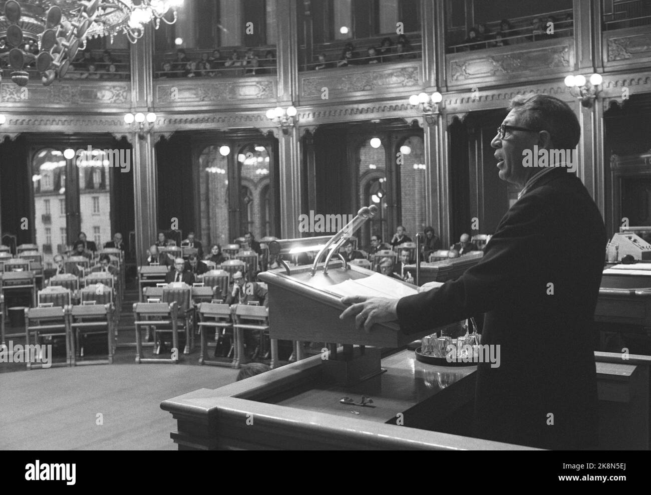 Oslo 26 novembre 1975. Il Segretario di governo Jens Evensen spiega se la politica dei limiti di pesca e il diritto marino norvegese problemi per lo Storting. Foto: Jan Dahl / NTB / NTB Foto Stock