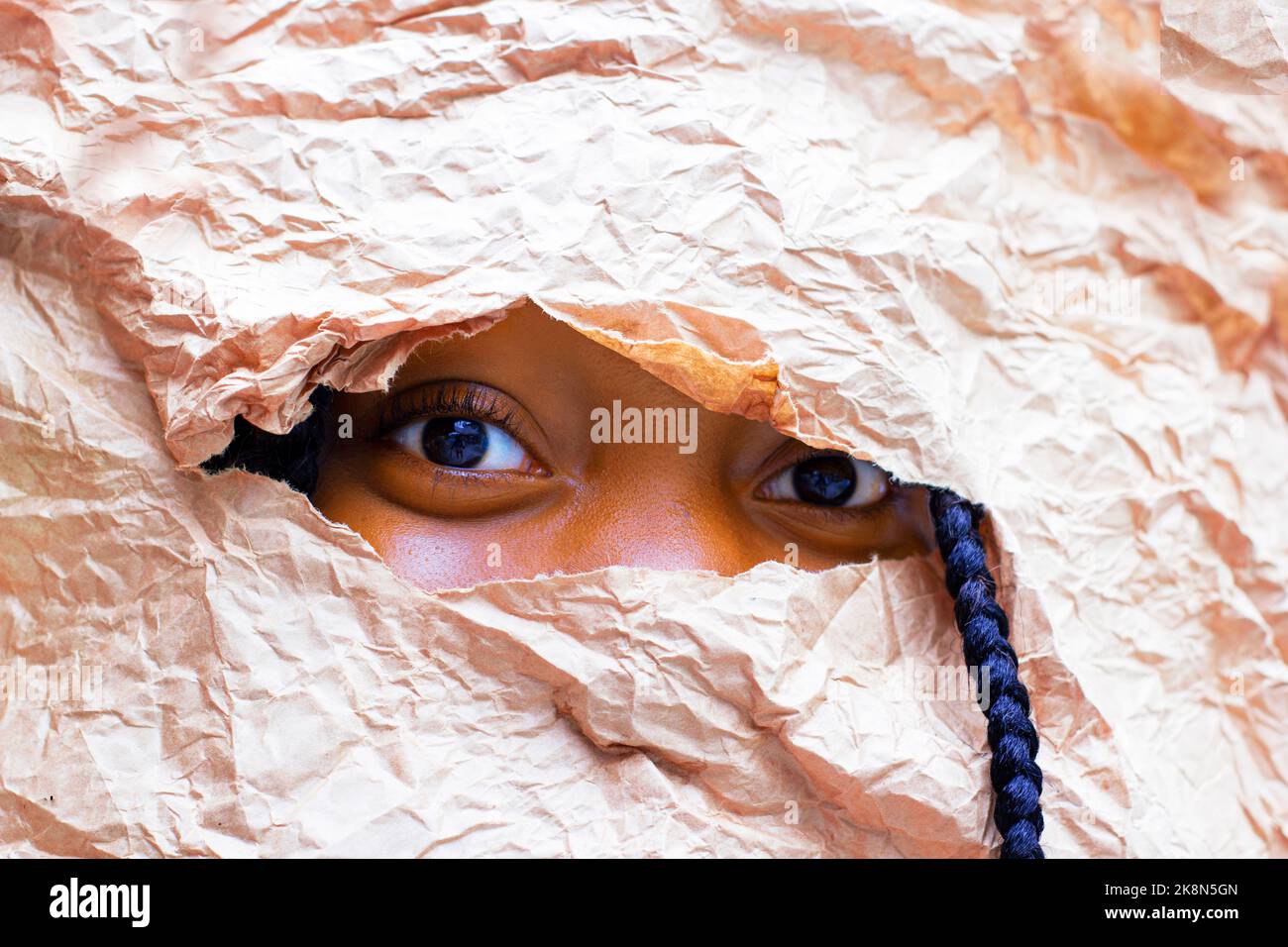 IL SVELATO: UN'IMMAGINE ARTISTICA DI UNA BELLA SIGNORA OCCHI PASSANDO UN MESSAGGIO DEL SVELATO. Foto Stock