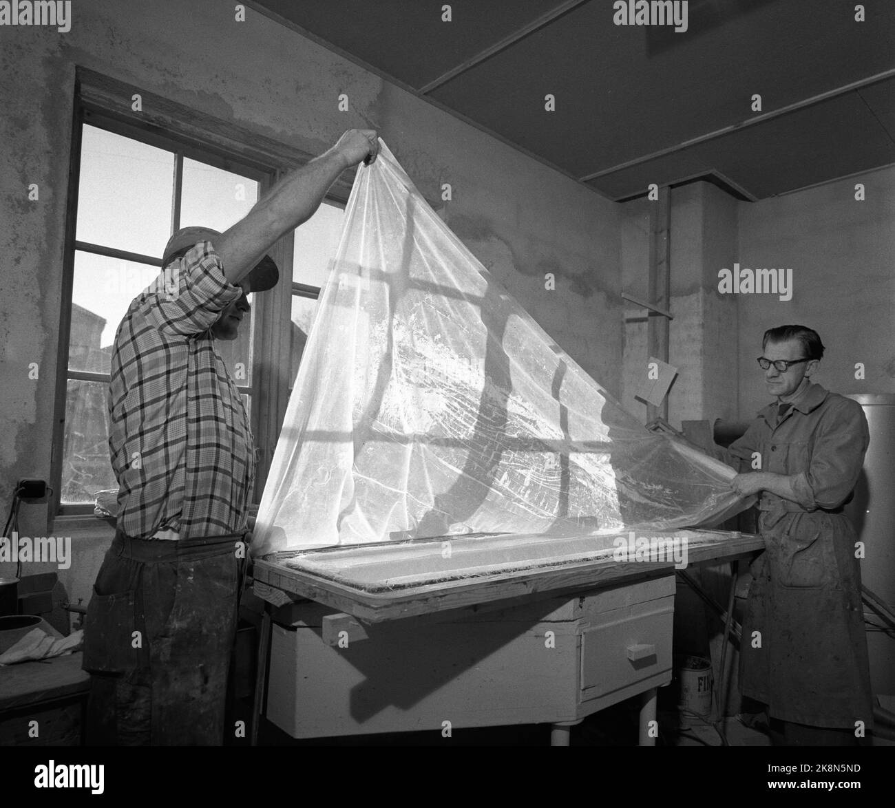 LUNDE in Telemark, 1956. Produzione del troll norvegese. Qui sei strati di tappetini in fibra di vetro impastati insieme alla plastica e successivamente pressati l'aiuto Mved di aria compressa. Si rimuove il cellofano e si essicca per tre settimane. Foto: Sverre A. Børretzen/ NTB/ NTB Foto Stock