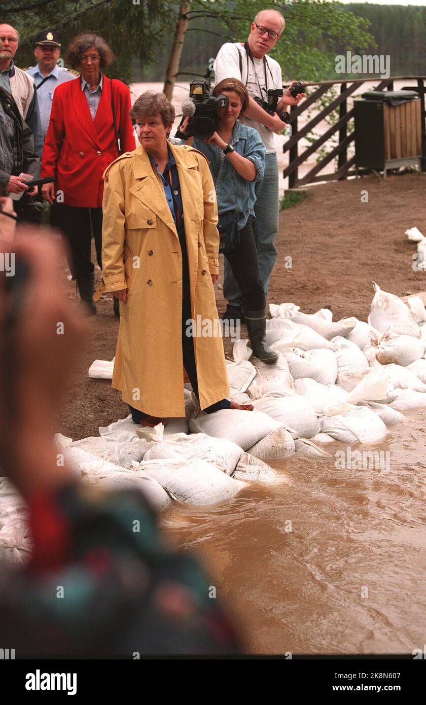 Elverum 19950602. Il primo ministro Gro Harlem Brundtland, messo in sicurezza sulla borsa di sabbia, riceve informazioni di prima mano sul disastro dell'alluvione. Elverum. Foto: Bård Gudim / NTB Foto Stock