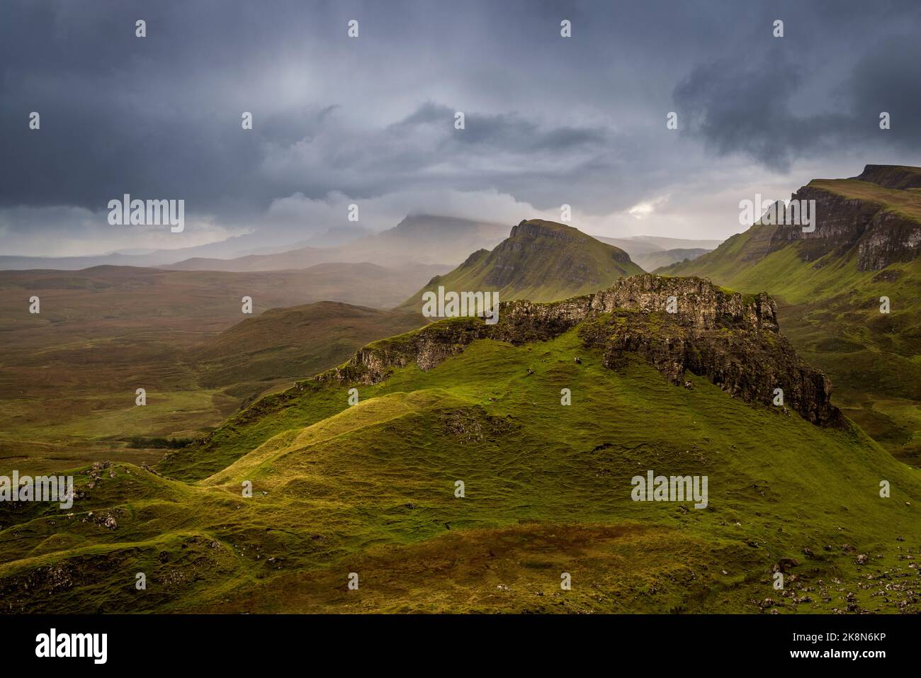 Cnoc a Mheirlich dal percorso di Quiraing sul crinale di Trotternish, Isola di Skye, Scozia Foto Stock