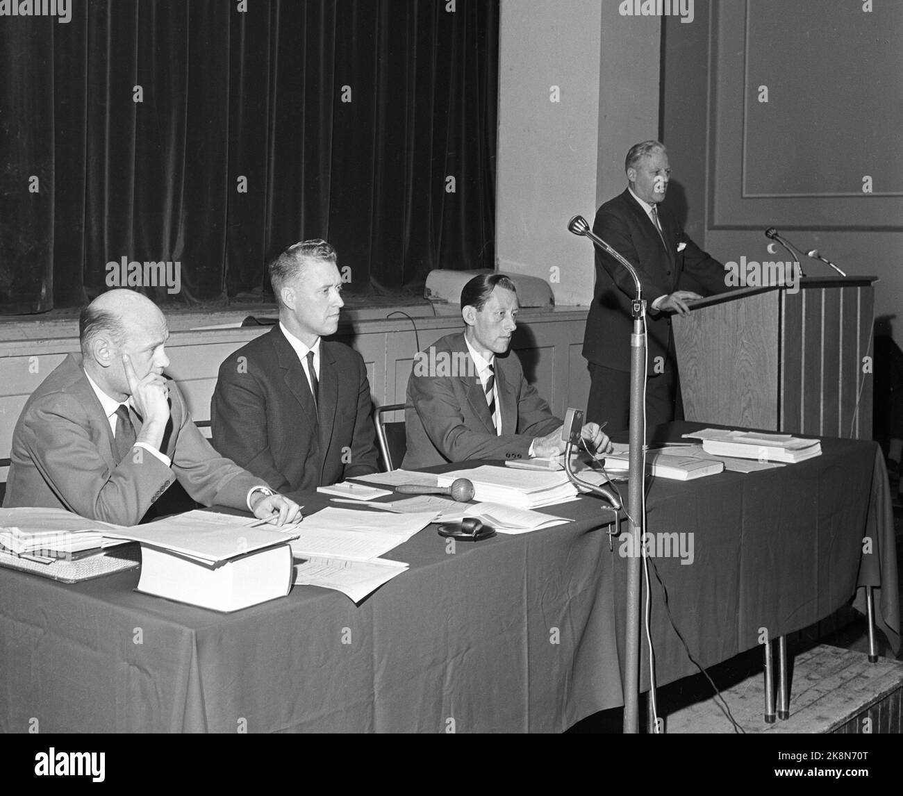 19641123. consiglio di contea di Akershus. Sul rappresentante parlamentare del pulpito per Akershus, e il leader parlamentare di Høyre, John Lyng (H). Al tavolo da V: County Office Manager Larson, sindaco della contea Thor Syrstad, governatore della contea Inge Flugstad. Foto: Henrik Laurvik / NTB Foto Stock